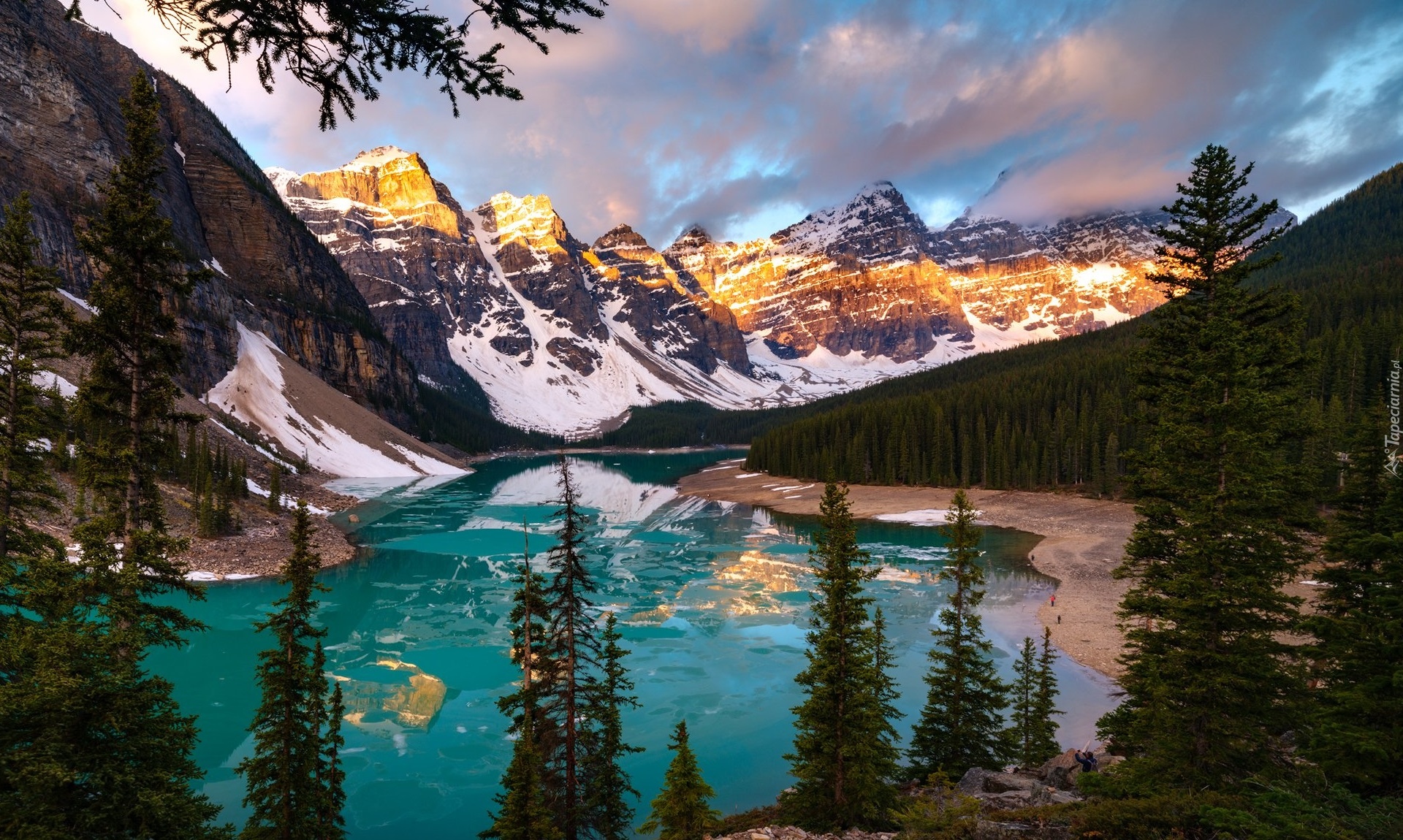 Jezioro Moraine, Góry, Las, Drzewa, Chmury, Odbicie, Park Narodowy Banff, Odbicie, Kanada