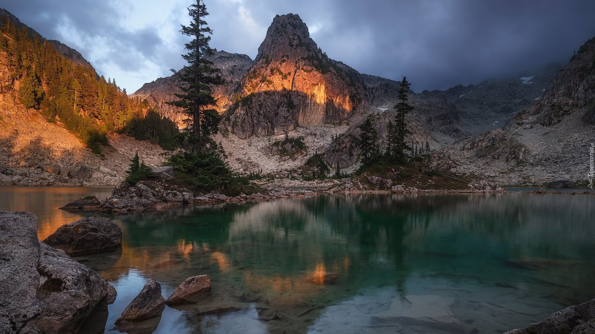 Góry, Jezioro, Watersprite Lake, Drzewa, Kamienie, Kanada