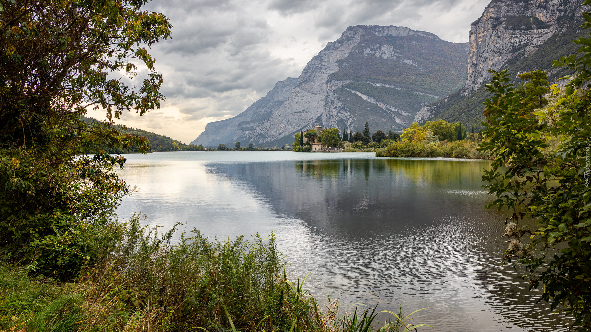 Jezioro, Lago Di Toblino, Włochy, Drzewa, Góry
