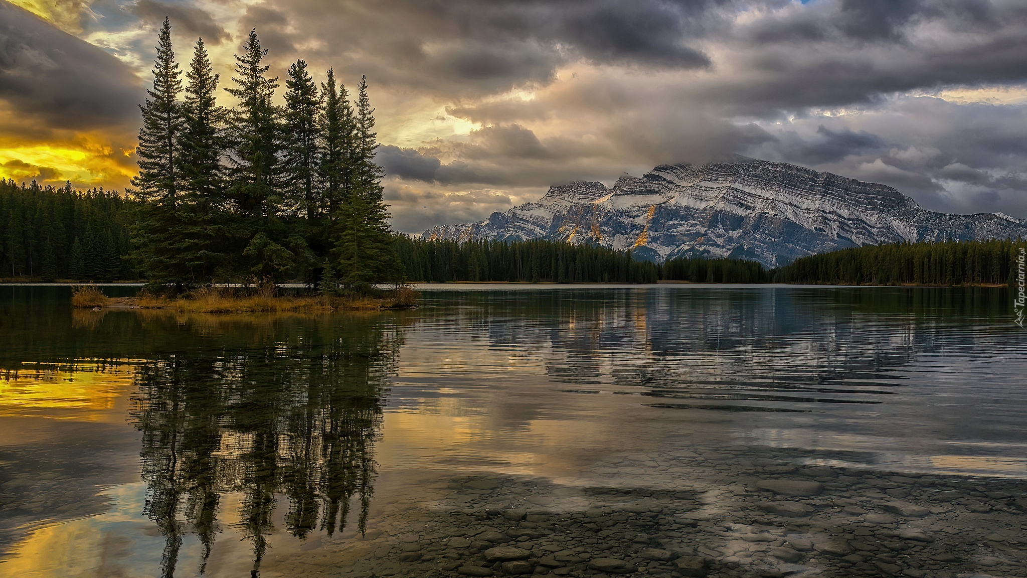 Góry, Mount Rundle, Jezioro, Two Jack Lake, Drzewa, Park Narodowy Banff, Prowincja Alberta, Kanada
