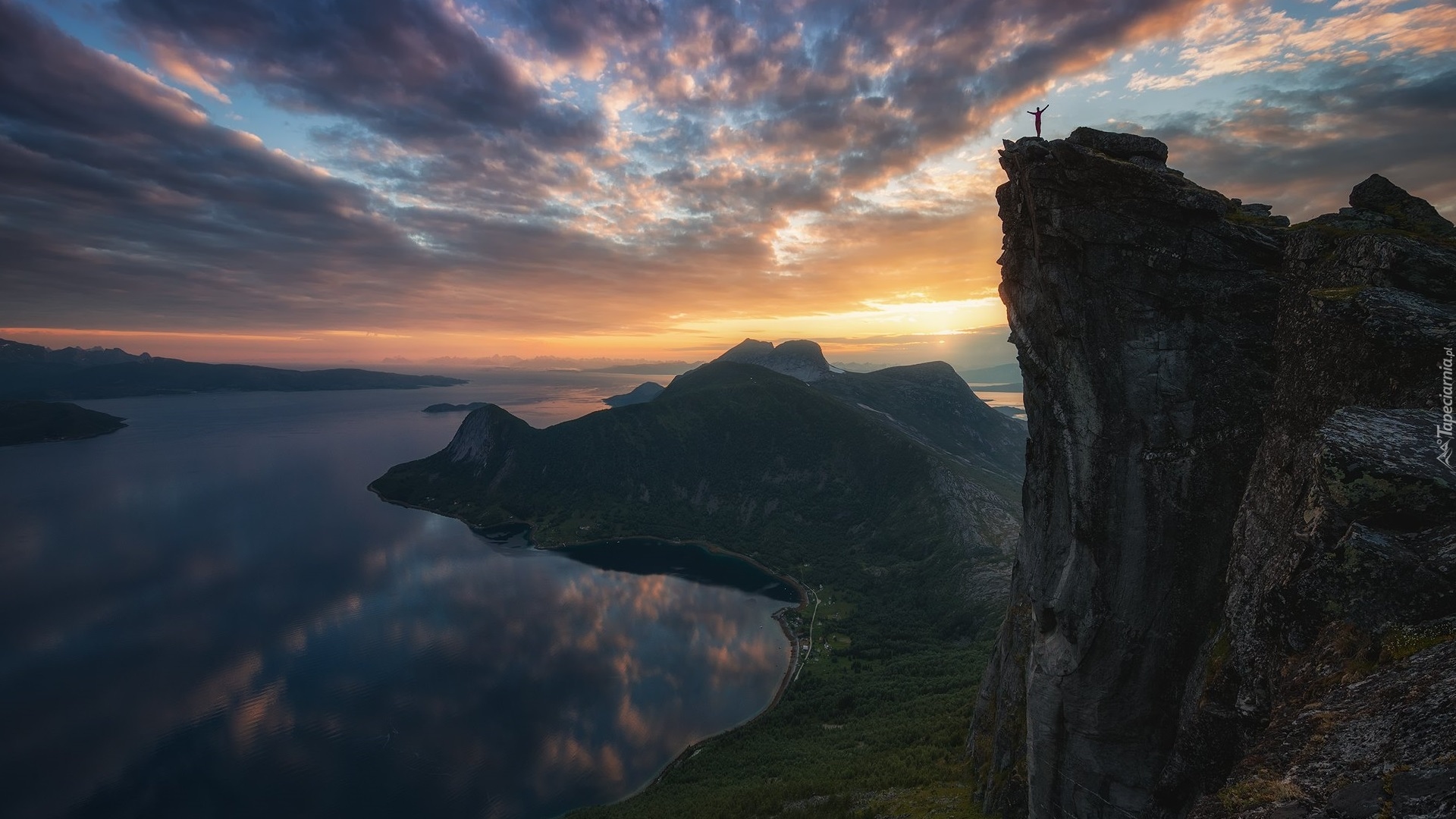 Norwegia, Lofoty, Morze Północne, Góry, Człowiek, Zachód słońca, Chmury