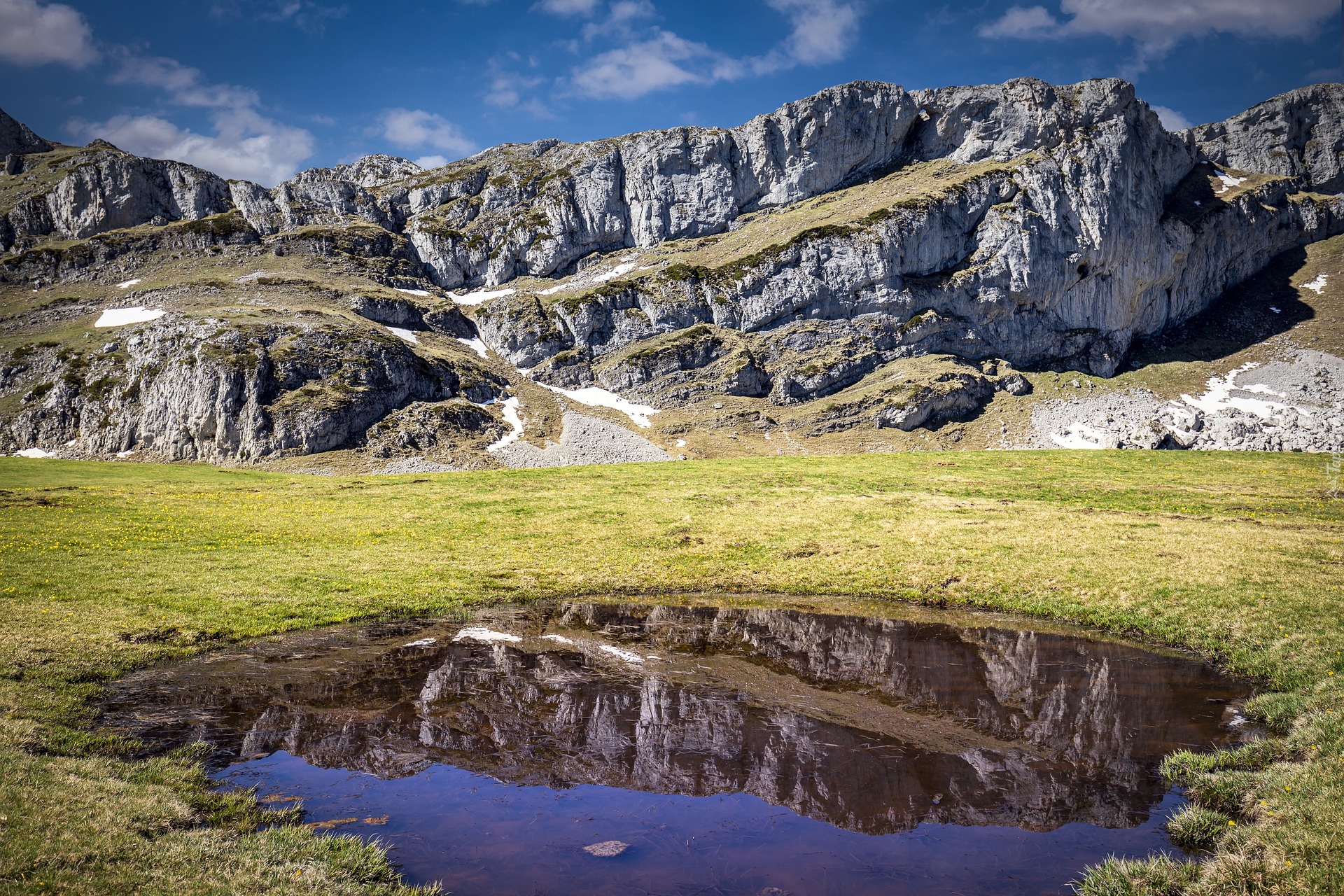 Góry Kantabryjskie, Kałuża, Somiedo Natural Park, Asturia, Hiszpania