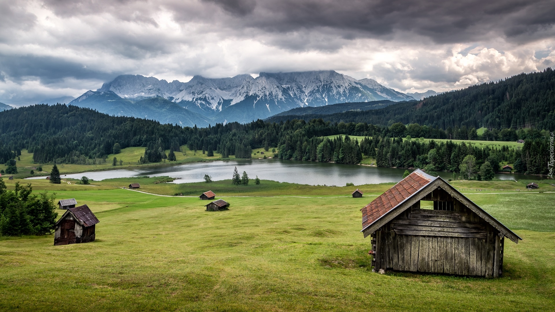 Góry Karwendel, Jezioro Geroldsee, Las, Drzewa, Domy, Chmury, Miejscowość Krun, Bawaria, Niemcy