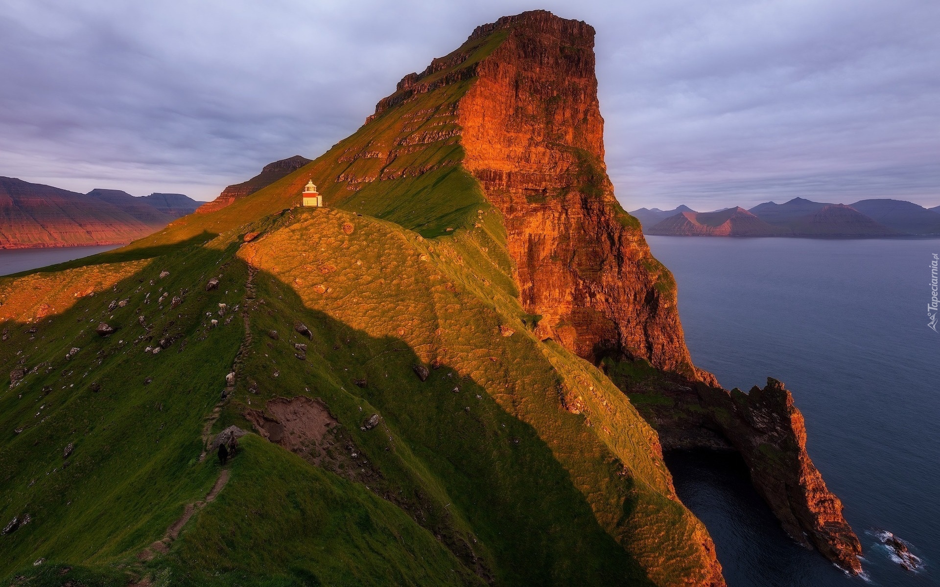 Dania, Wyspy Owcze, Wyspa Kalsoy, Morze, Wybrzeże, Góry, Skały, Latarnia morska, Kallur Lighthouse