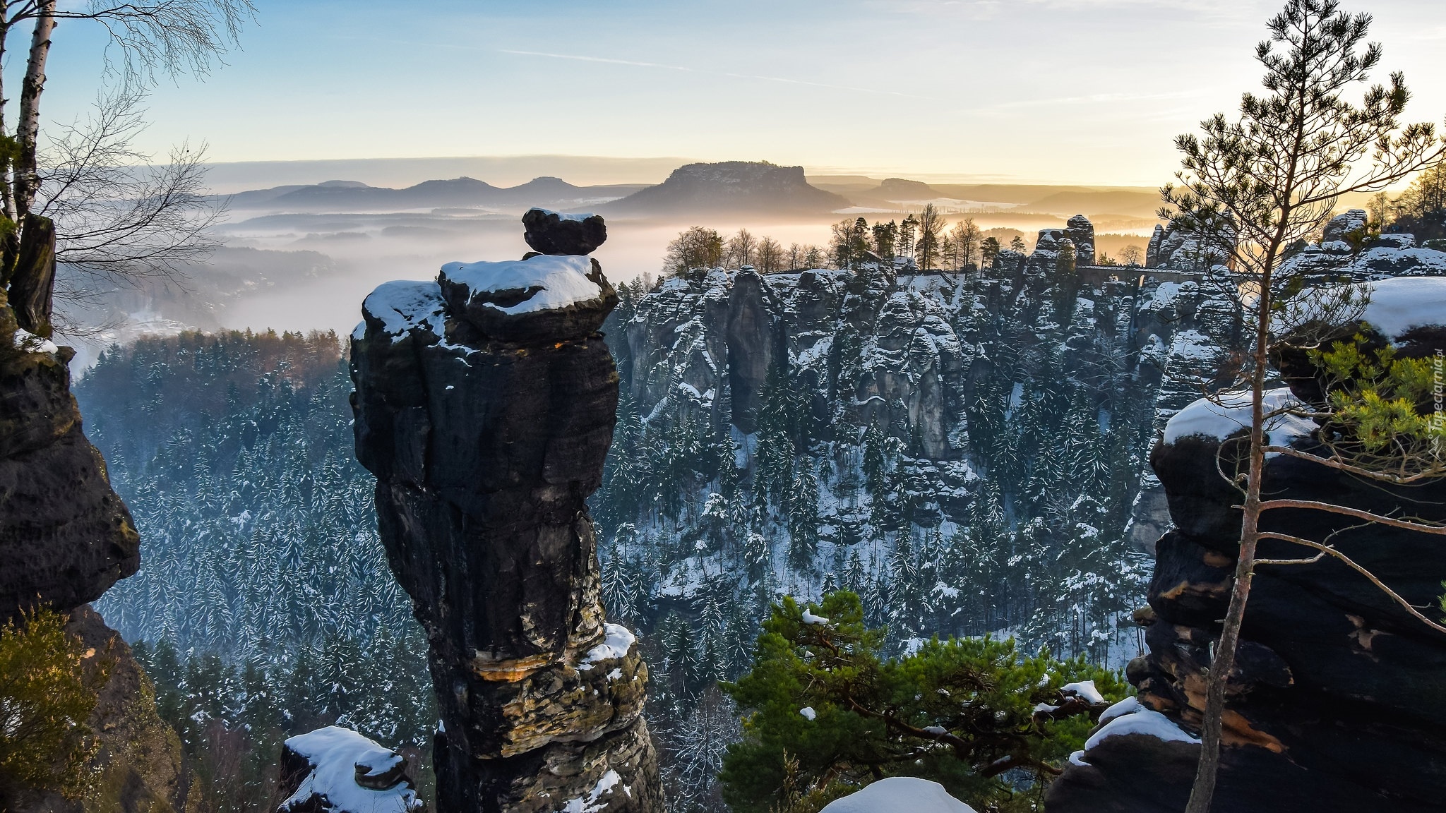 Góry Połabskie, Skały, Drzewa, Śnieg, Most, Formacja Bastei, Park Narodowy Saskiej Szwajcarii, Niemcy