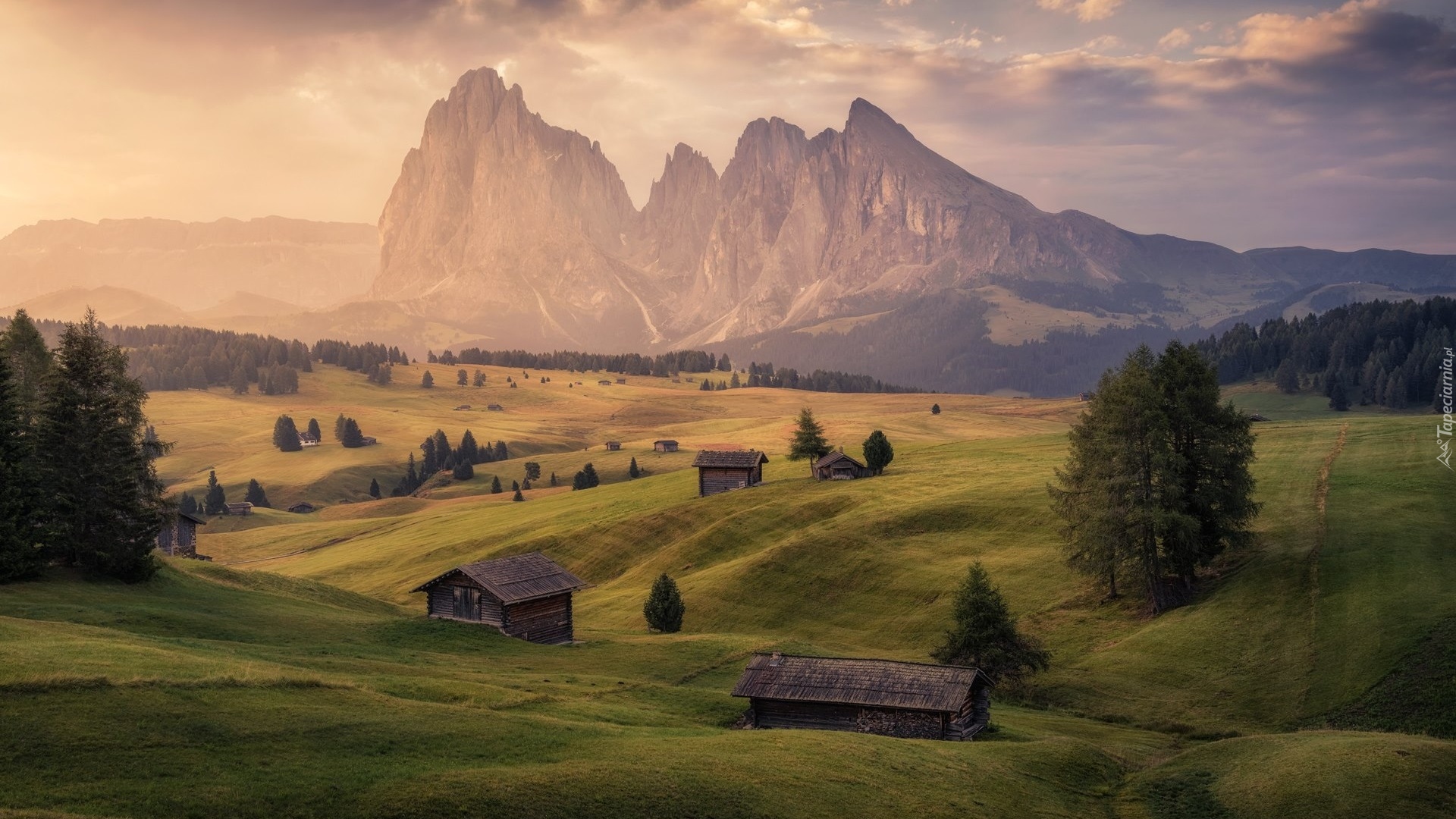 Góry Sassolungo, Dolomity, Wzgórza, Domy, Drzewa, Chmury, Płaskowyż Seiser Alm, Dolina, Val Gardena, Włochy