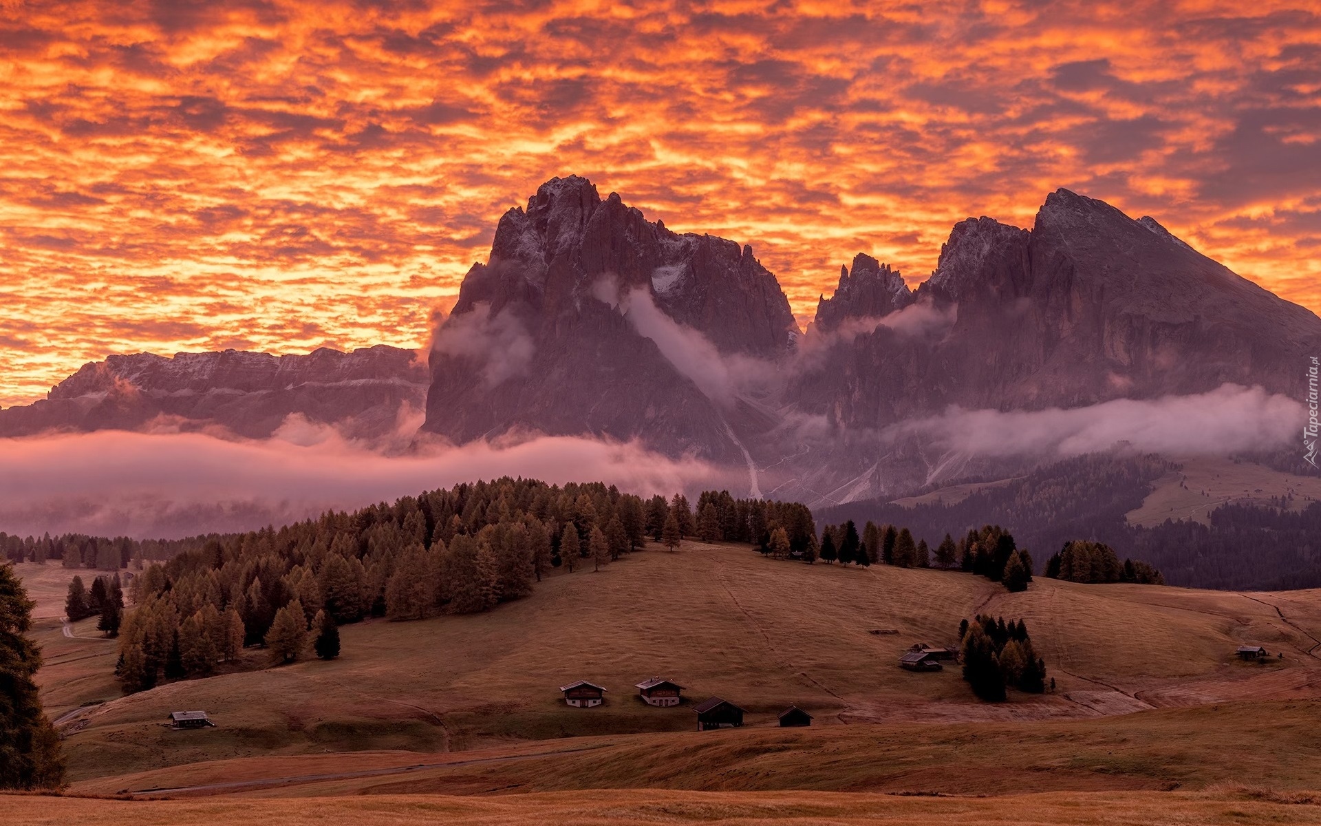 Dolomity, Góry, Sassolungo, Drewniane, Domki, Drzewa, Jesień, Mgła, Zachód słońca, Chmury, Płaskowyż, Seiser Alm, Dolina, Val Gardena, Włochy