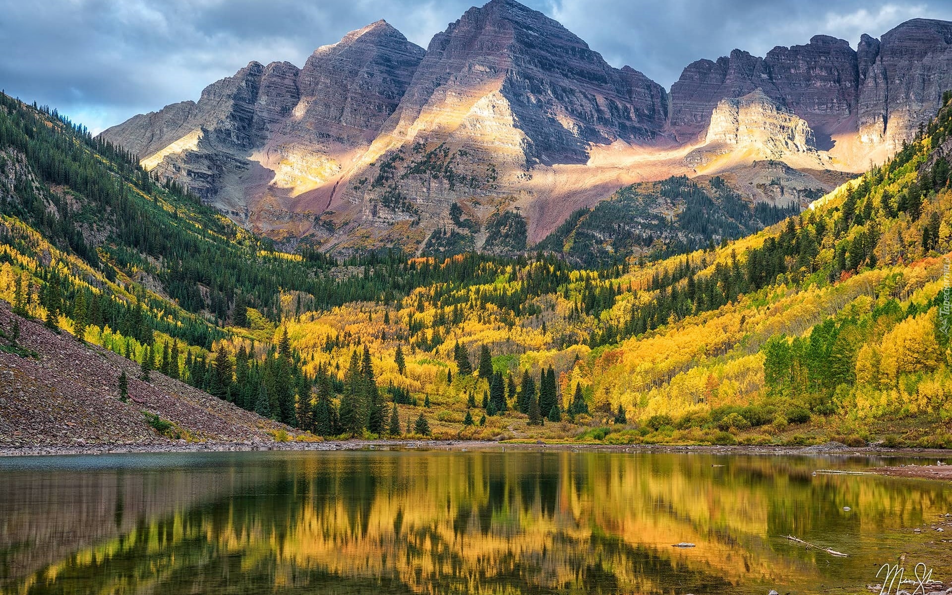 Góry Skaliste, Szczyty Maroon Bells, Jezioro Maroon Lake, Odbicie, Drzewa, Chmury, Stan Kolorado, Stany Zjednoczone