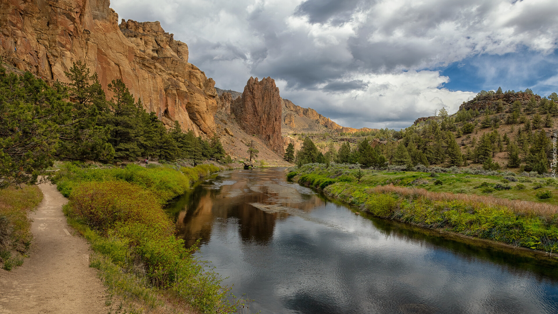 Smith Rock State Park, Góry, Smith Rock, Drzewa, Skały, Rzeka Crooked River, Oregon, Stany Zjednoczone