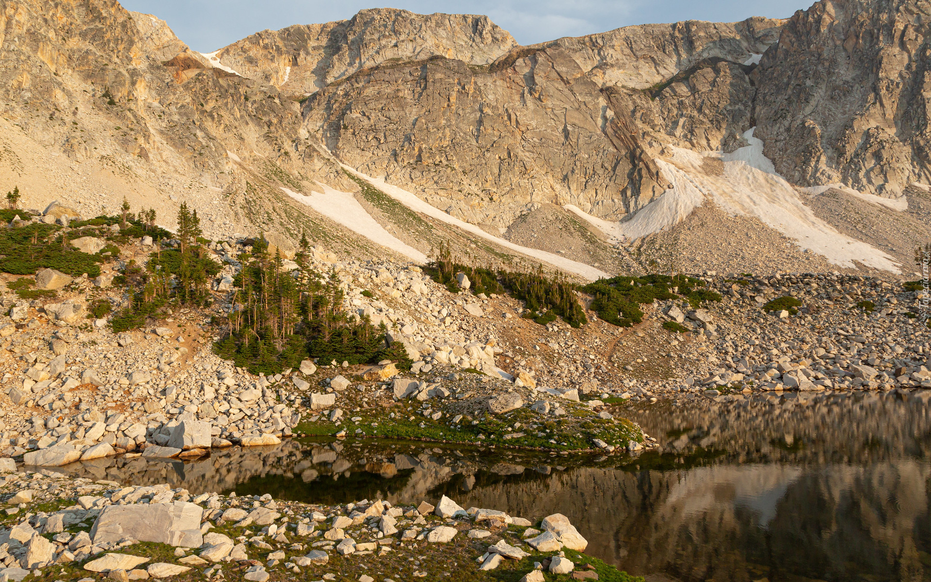 Góry, Snowy Range, Skały, Jezioro, Lookout Lake, Drzewa, Wyoming, Stany Zjednoczone