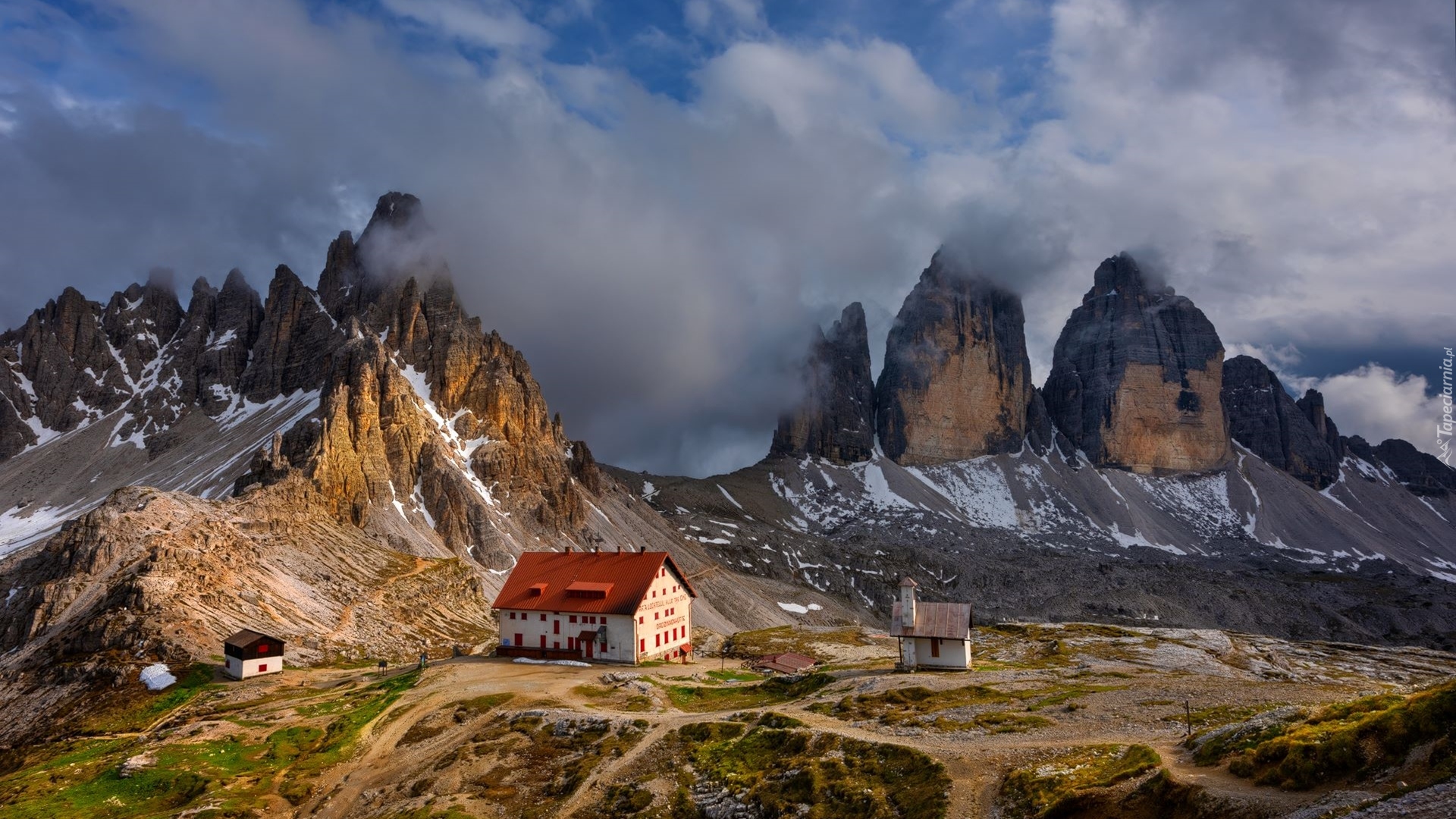 Włochy, Góry Tre Cime di Lavaredo, Dolomity, Mgła, Dom, Chmury