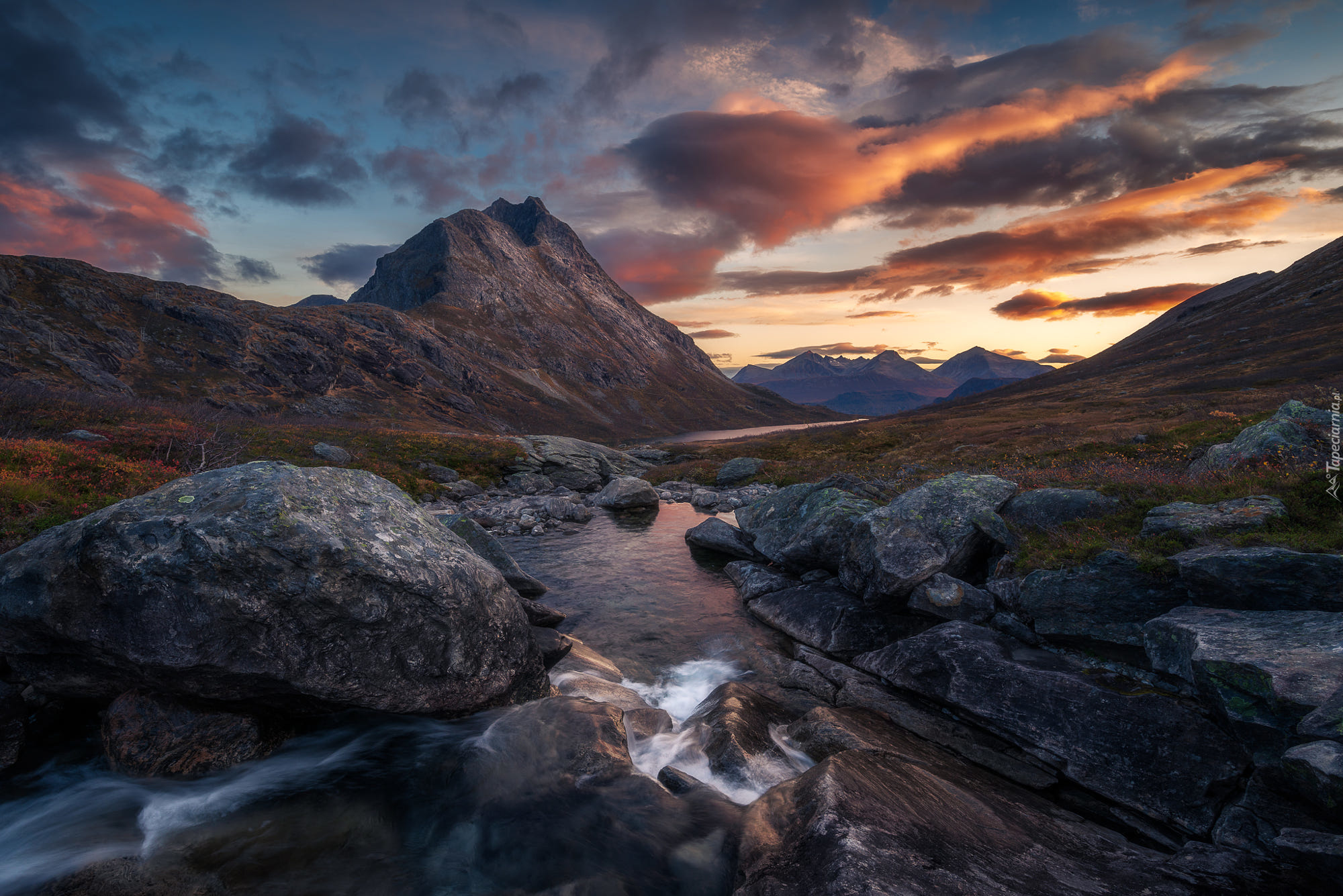 Skały, Kamienie, Rzeka, Góry, Chmury, Wschód słońca, Dolina Romsdalen, Norwegia