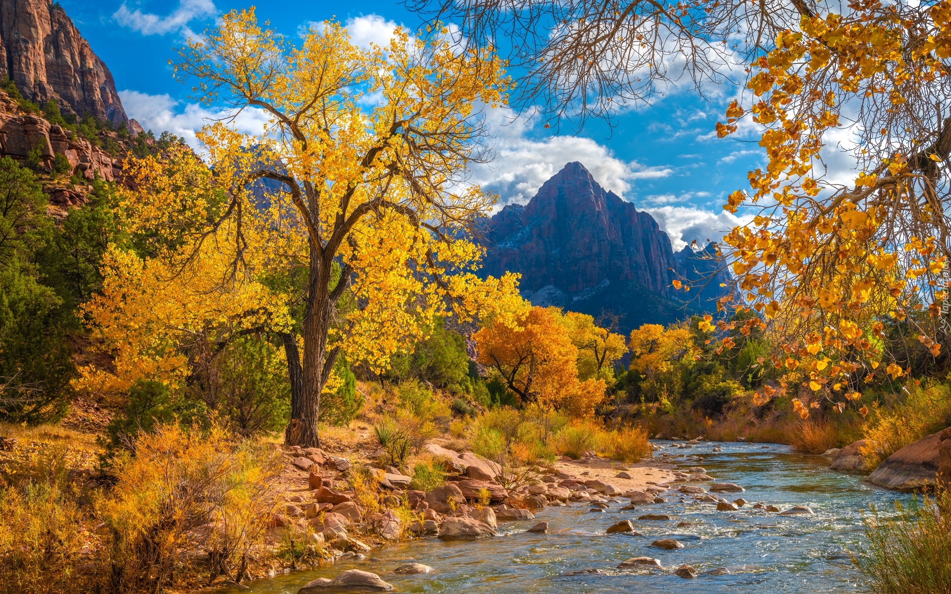 Park Narodowy Zion, Góry, Góra Watchman, Rzeka Virgin River, Kamienie, Drzewa, Jesień, Chmury, Stan Utah, Stany Zjednoczone