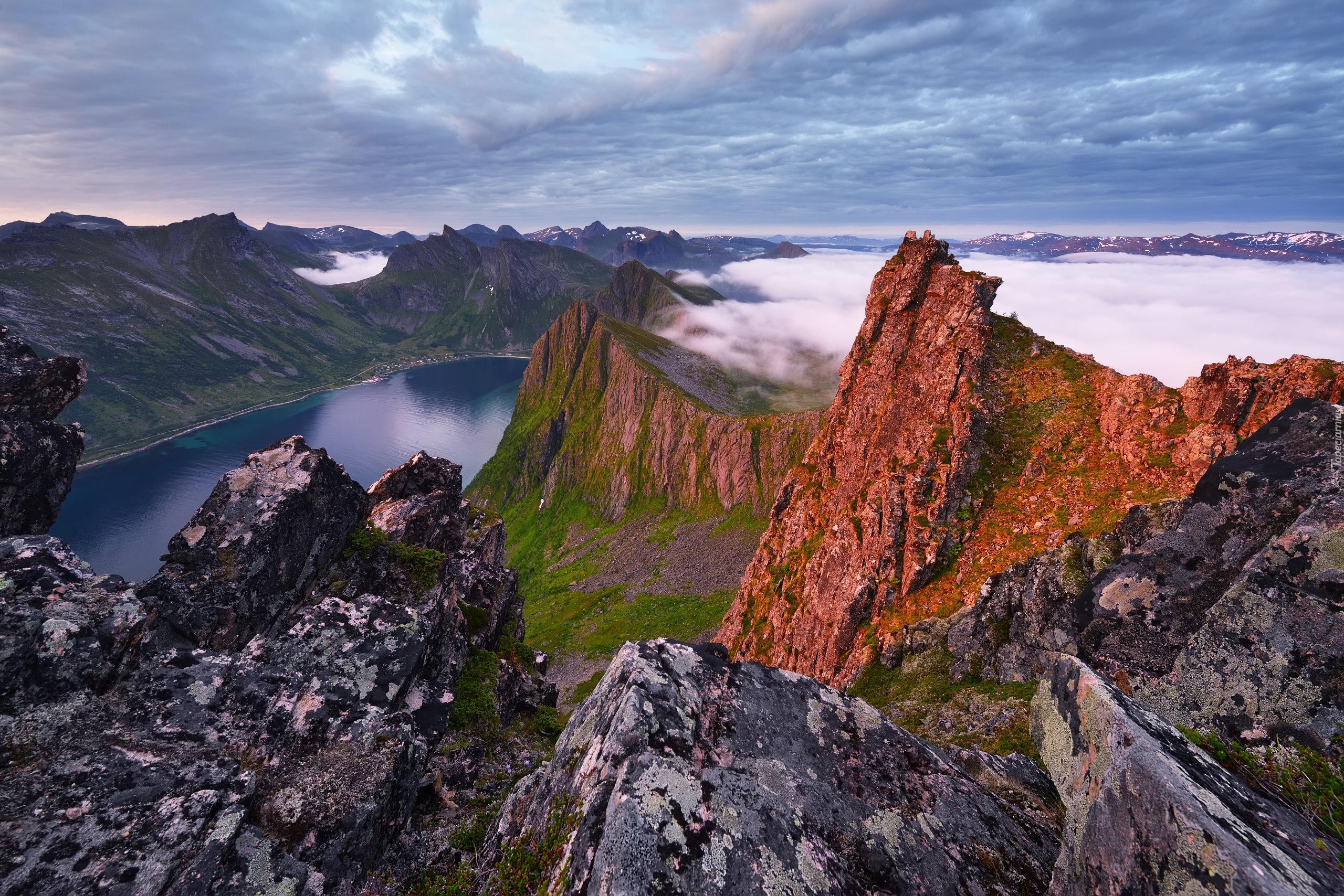 Góry, Morze, Chmury, Mgła, Szczyty, Góra Husfjellet, Wyspa Senja, Norwegia