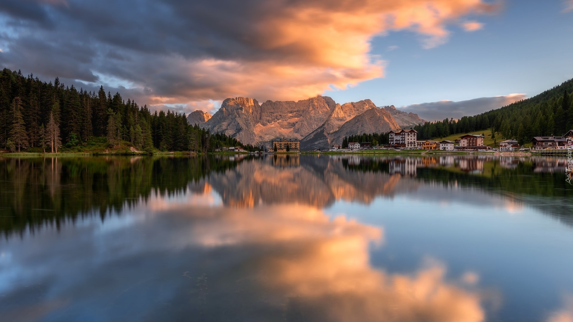 Góry, Dolomity, Jezioro, Misurina Lake, Grand Hotel Misurina, Domy, Chmury, Cortina dAmpezzo, Region Cadore, Włochy