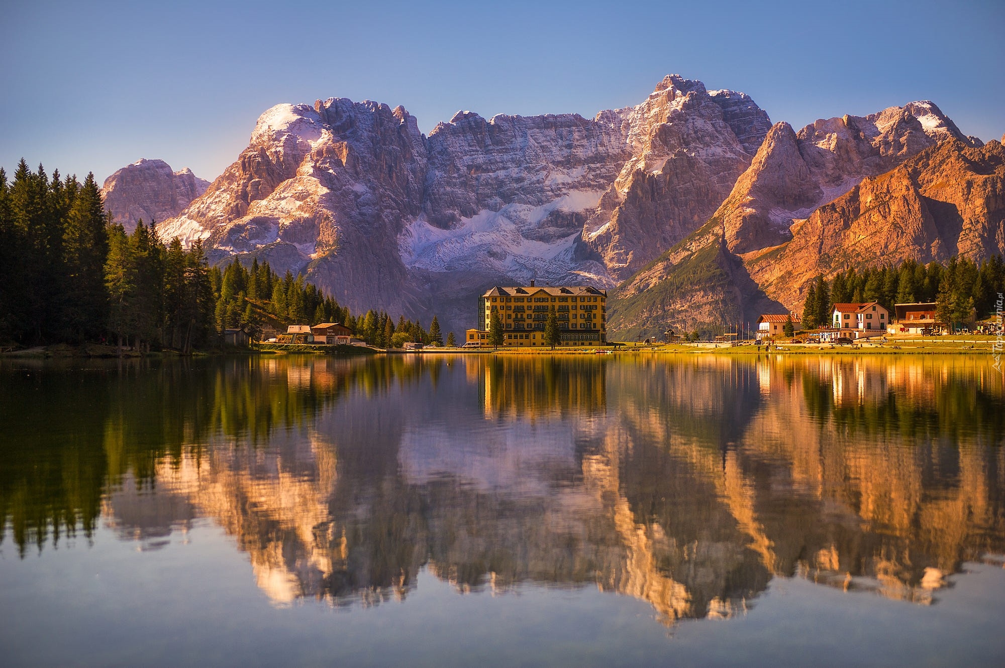 Włochy, Region Cadore, Cortina dAmpezzo, Dolomity, Jezioro Misurina, Grand Hotel Misurina, Góry, Las, Domy, Drzewa