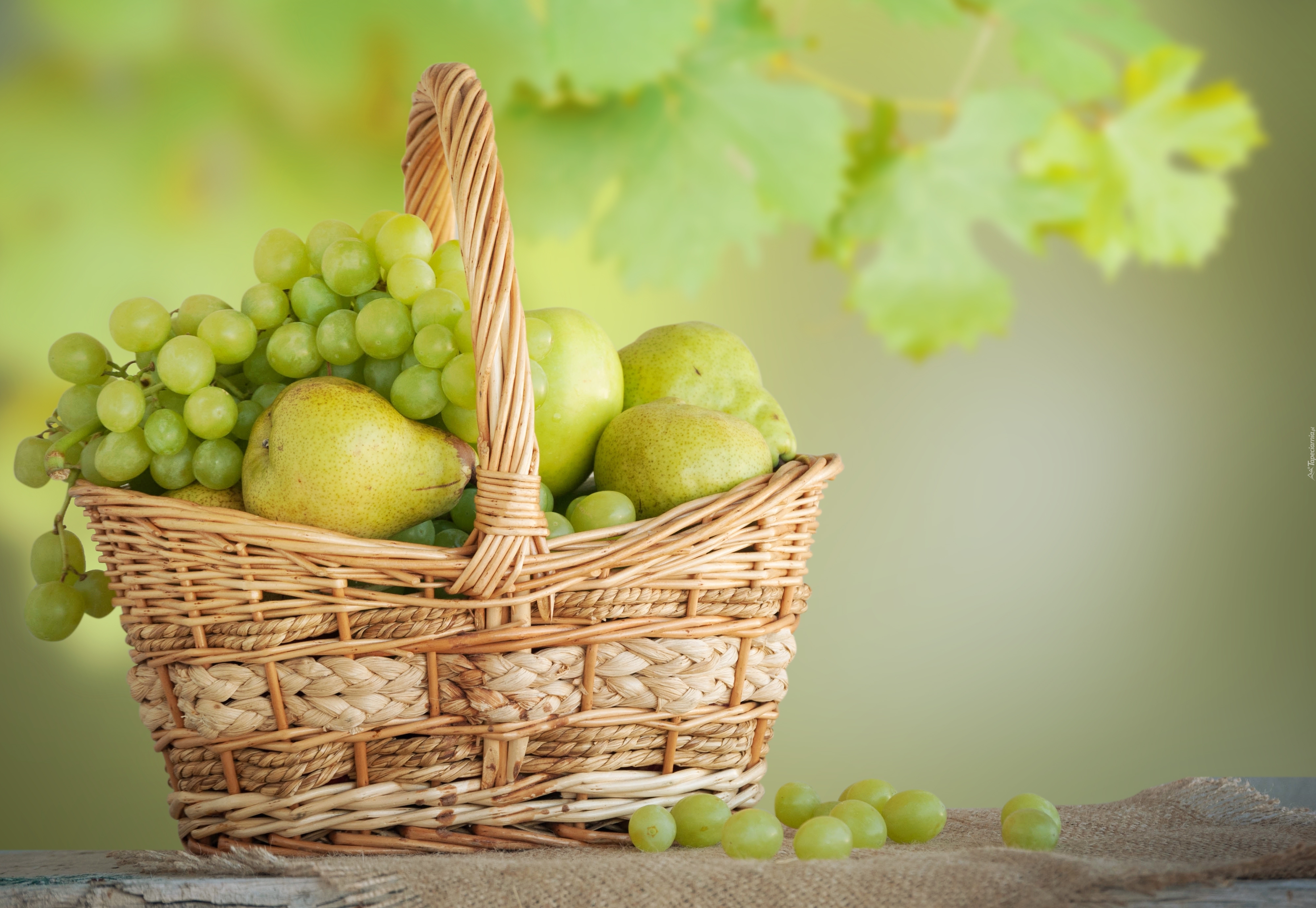 Grape pear. Корзина с фруктами. Виноград и яблоки. Яблоки виноград фрукты в корзинке. Зеленые яблоки и виноград.