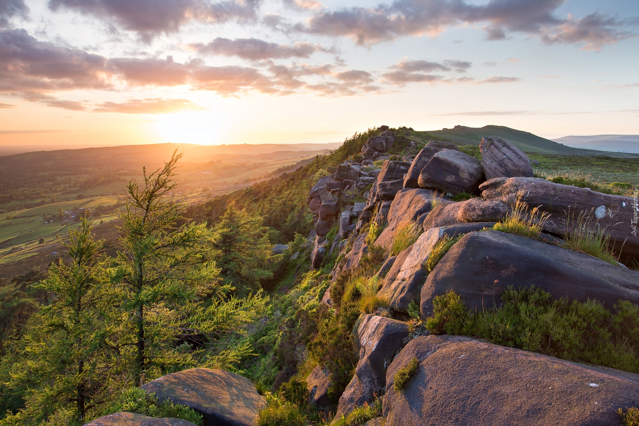 Anglia, Hrabstwo Staffordshire, Park Narodowy Peak District, Grzbiet górski The Roaches, Wzgórze, Skały, Wschód słońca