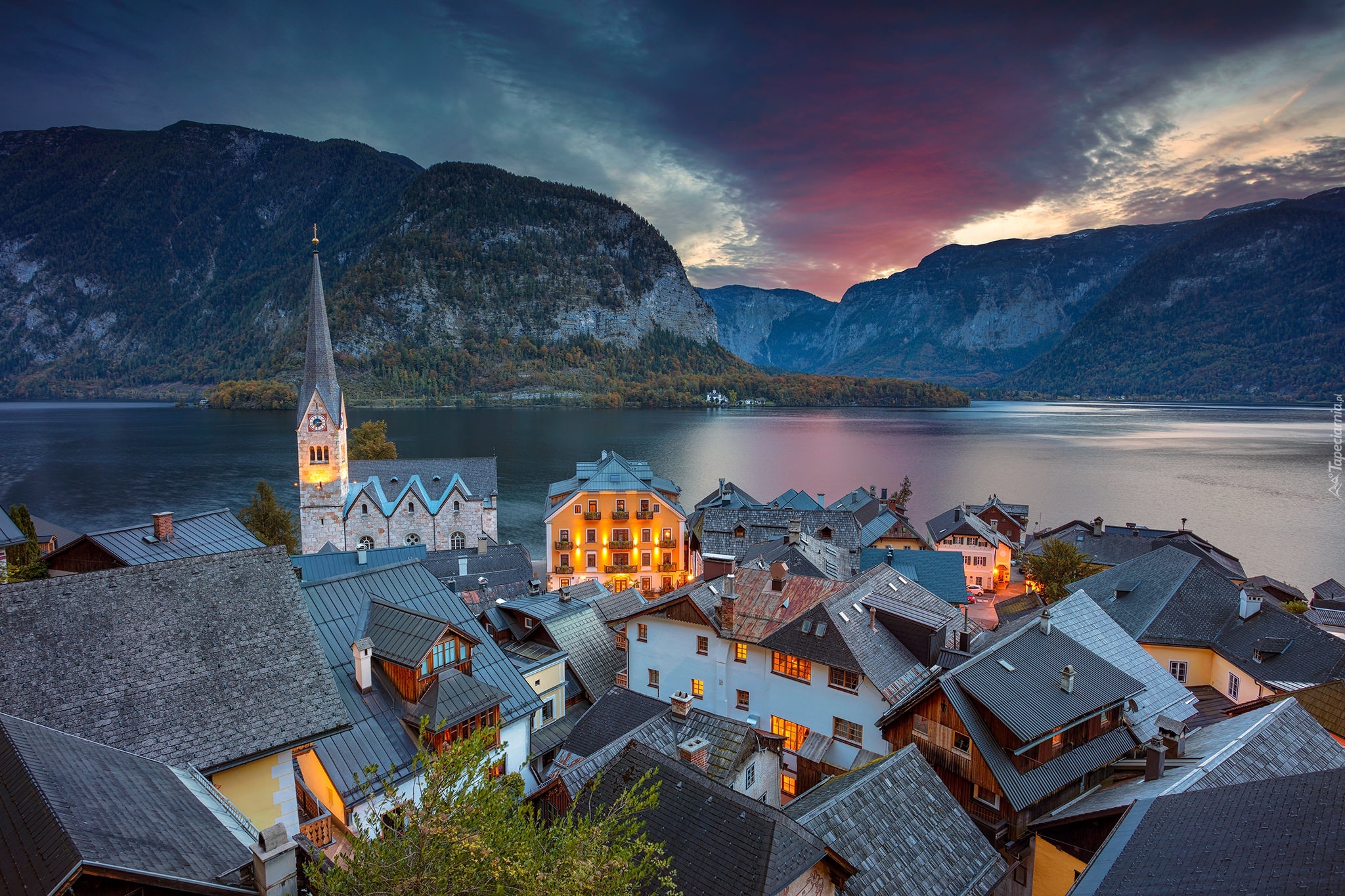 Austria, Hallstatt, Jezioro Hallstättersee, Domy, Kościół, Góry, Alpy Salzburskie