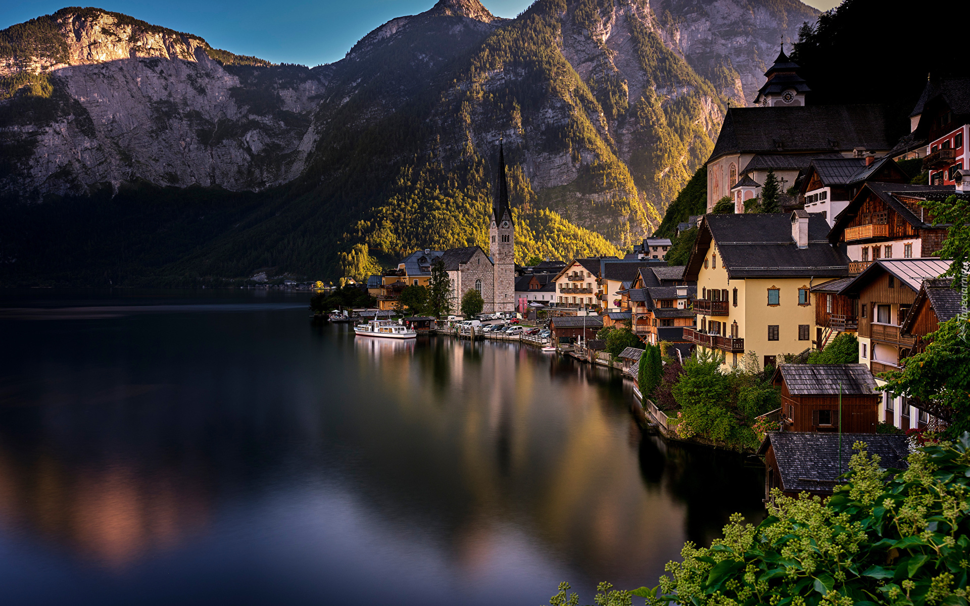 Austria, Miasteczko, Hallstatt, Góry, Alpy Salzburskie, Jezioro Hallstattersee, Domy, Kościół, Drzewa