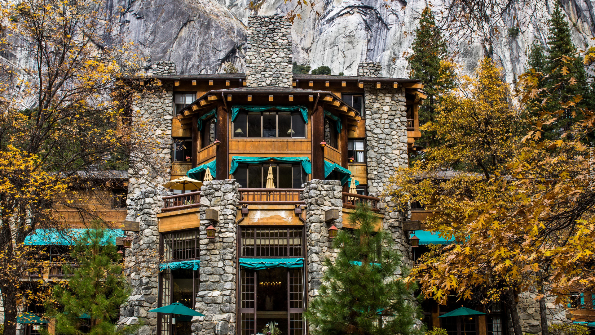 Hotel Ahwahnee, Jesień, Drzewa, Skały, Park Narodowy Yosemite, Kalifornia, Stany Zjednoczone