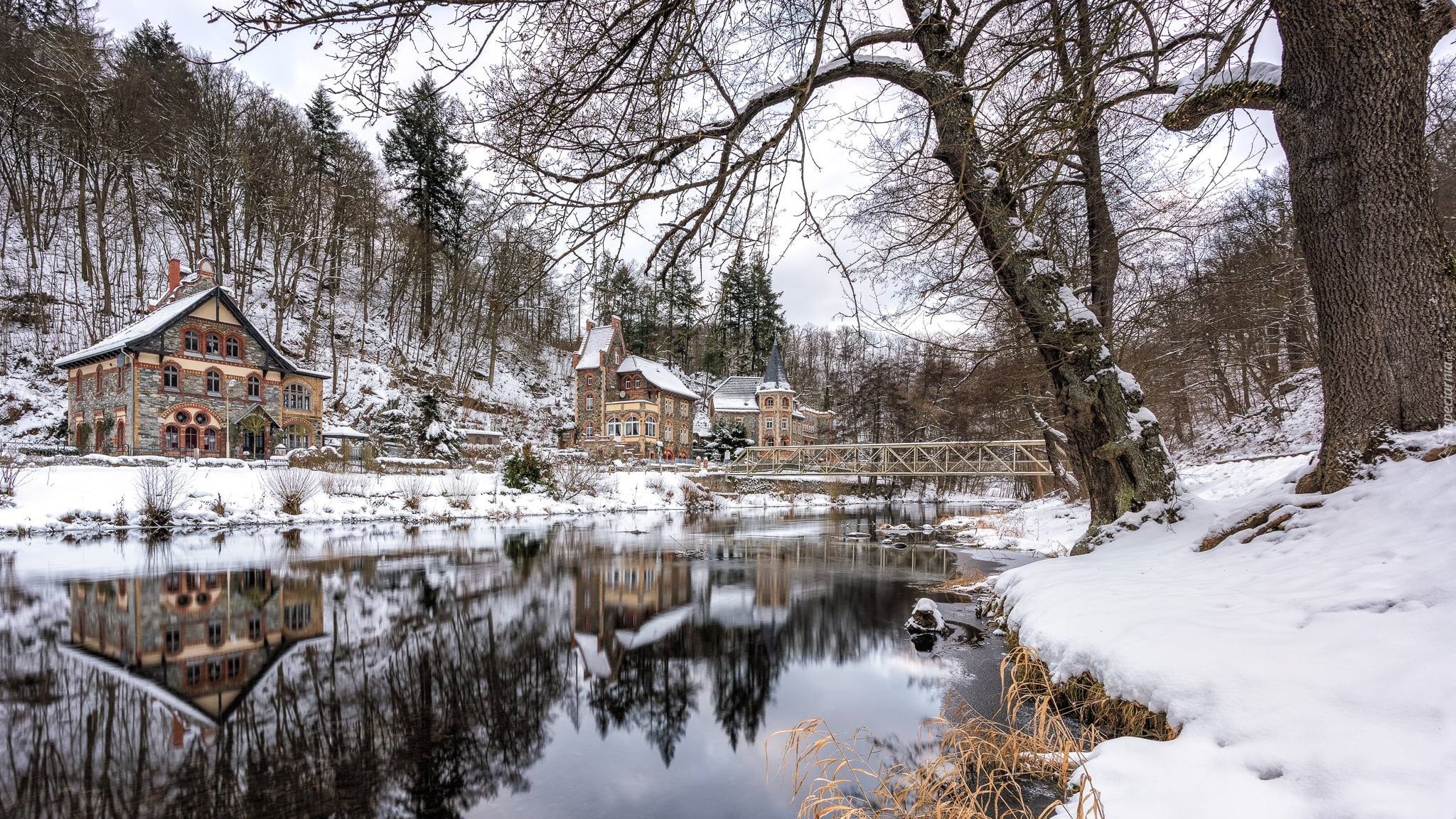 Zima, Śnieg, Rzeka Bode, Most, Domy, Drzewa, Hotel Bodeblick, Treseburg, Saksonia-Anhalt, Niemcy