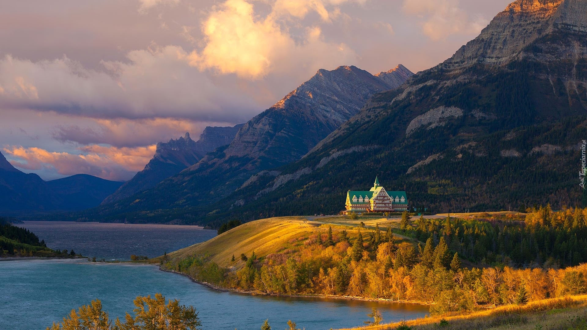 Kanada, Prowincja Alberta, Park Narodowy Waterton Lakes, Hotel Księcia Walii Prince of Wales, Jezioro Upper Waterton, Góry, Lasy