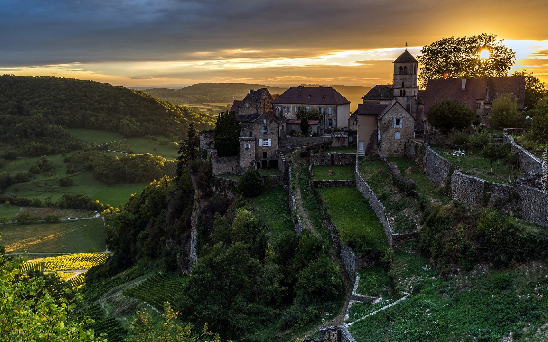 Francja, Rejon Burgundia-Franche-Comte, Chateau-Chalon, Hotel, Relais des Abbesses, Zachód słońca, Wzgórza, Drzewa, Pola