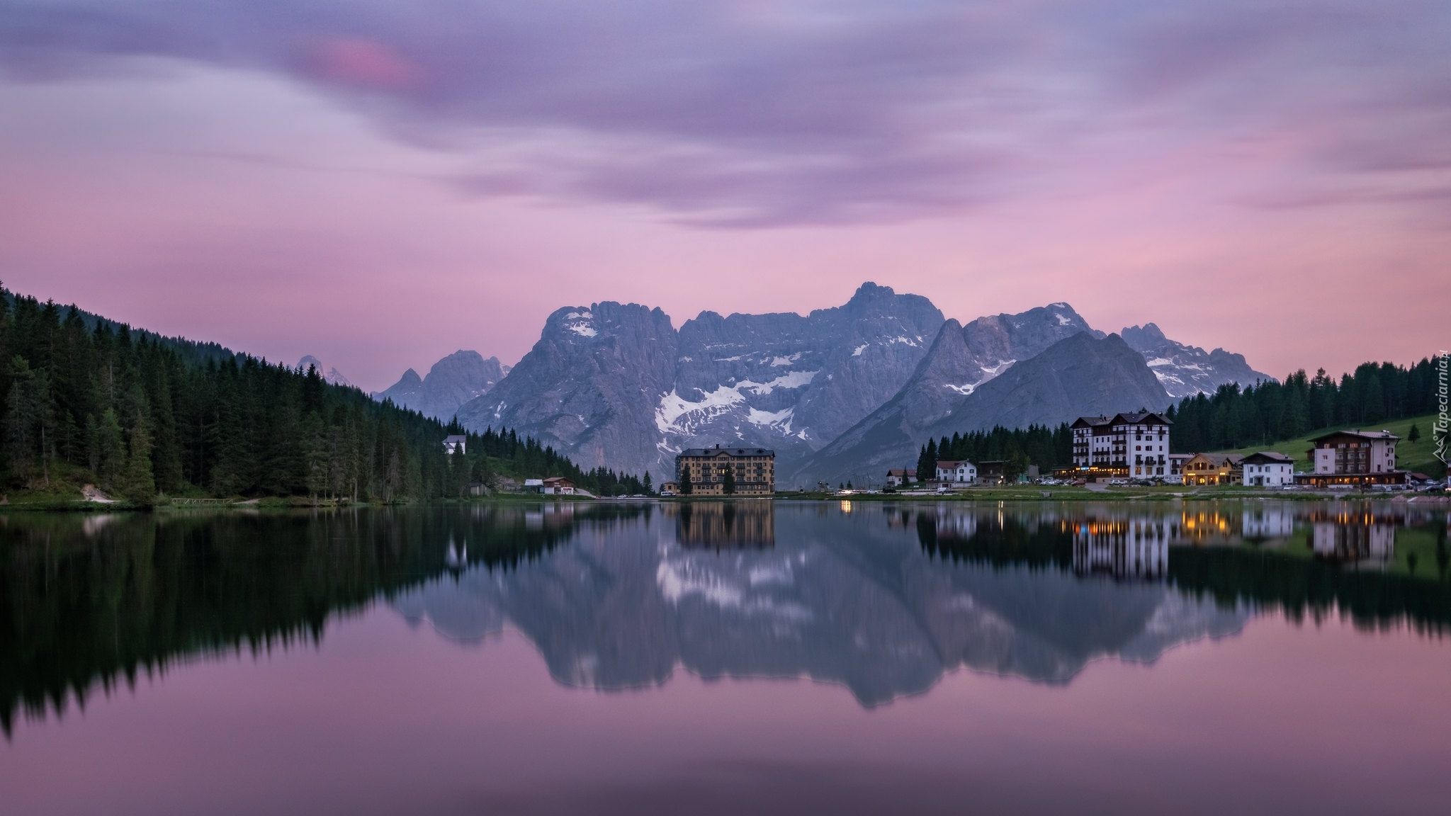 Zachód słońca, Odbicie, Domy, Las, Góry, Dolomity, Jezioro Misurina, Belluno, Włochy