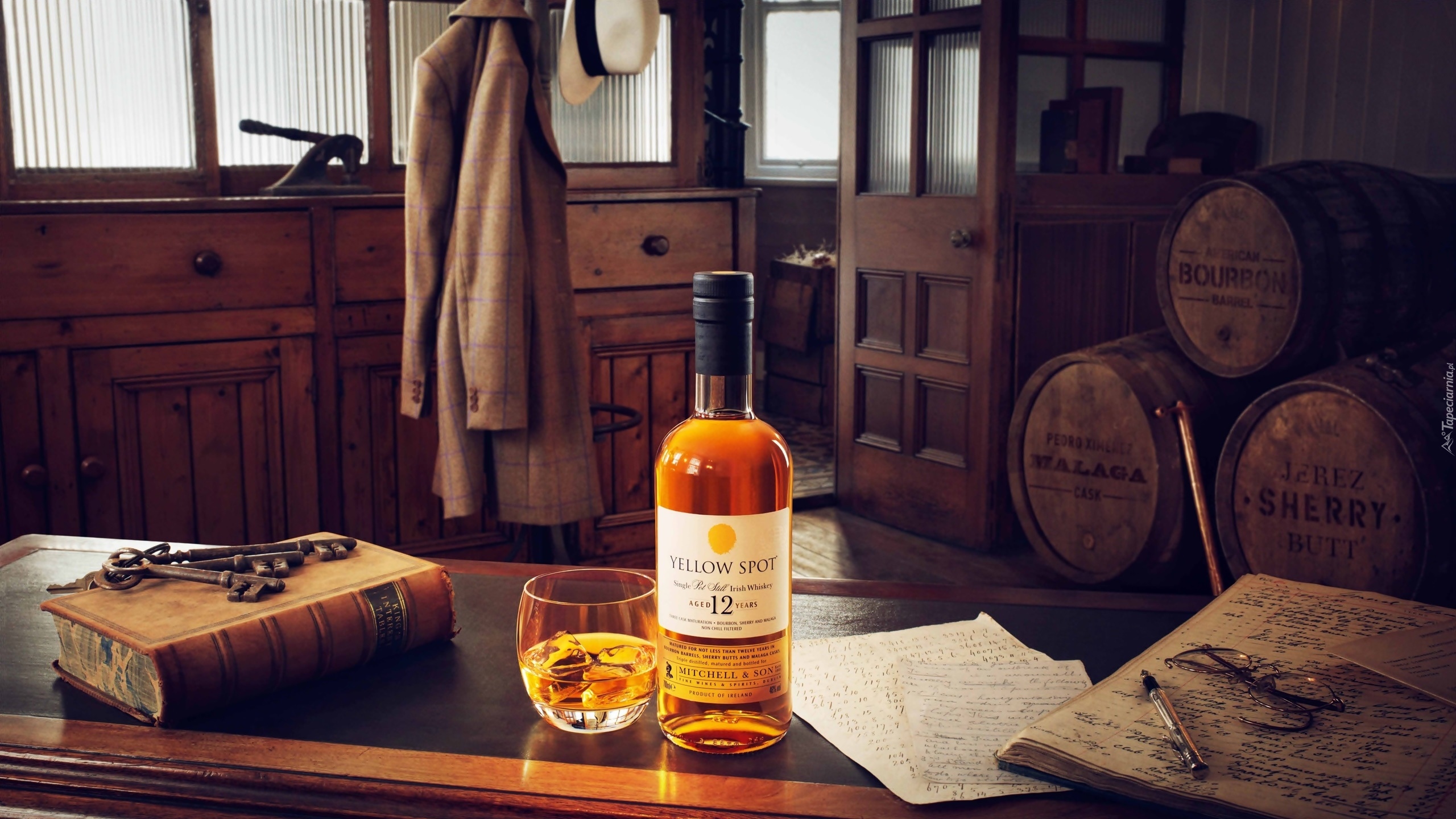 Irlandzka whisky Yellow Spot Irish Whiskey, Beczki, Stół, Książki, Klucze, Wnętrze