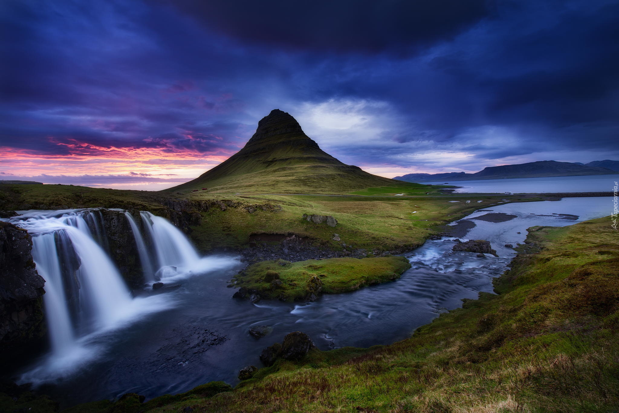 Islandia, Półwysep Snæfellsnes, Góra Kirkjufell, Wodospad Kirkjufellsfoss, Chmury