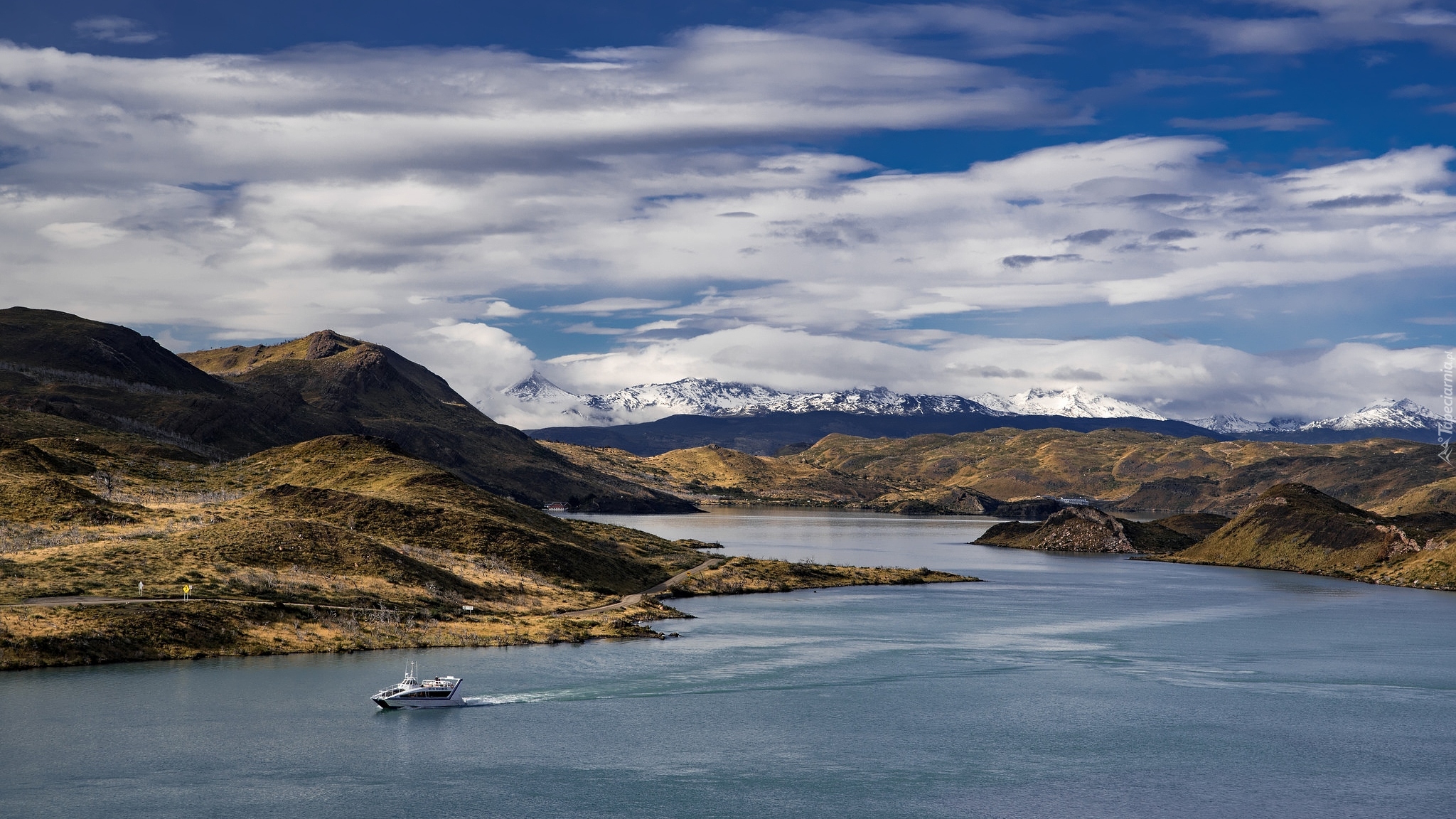 Jezioro Lake Pehoe, Jacht, Park Narodowy Torres del Paine, Góry Cordillera del Paine, Chile