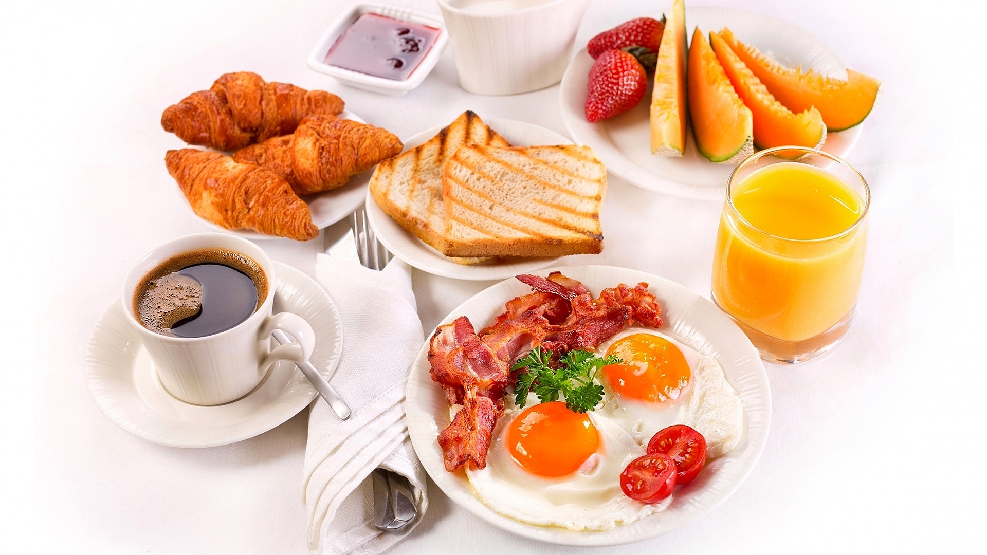 Śniadanie, Jajka, Sadzone, Boczek, Sztućce, Kawa, Sok,  Rogaliki, owoce