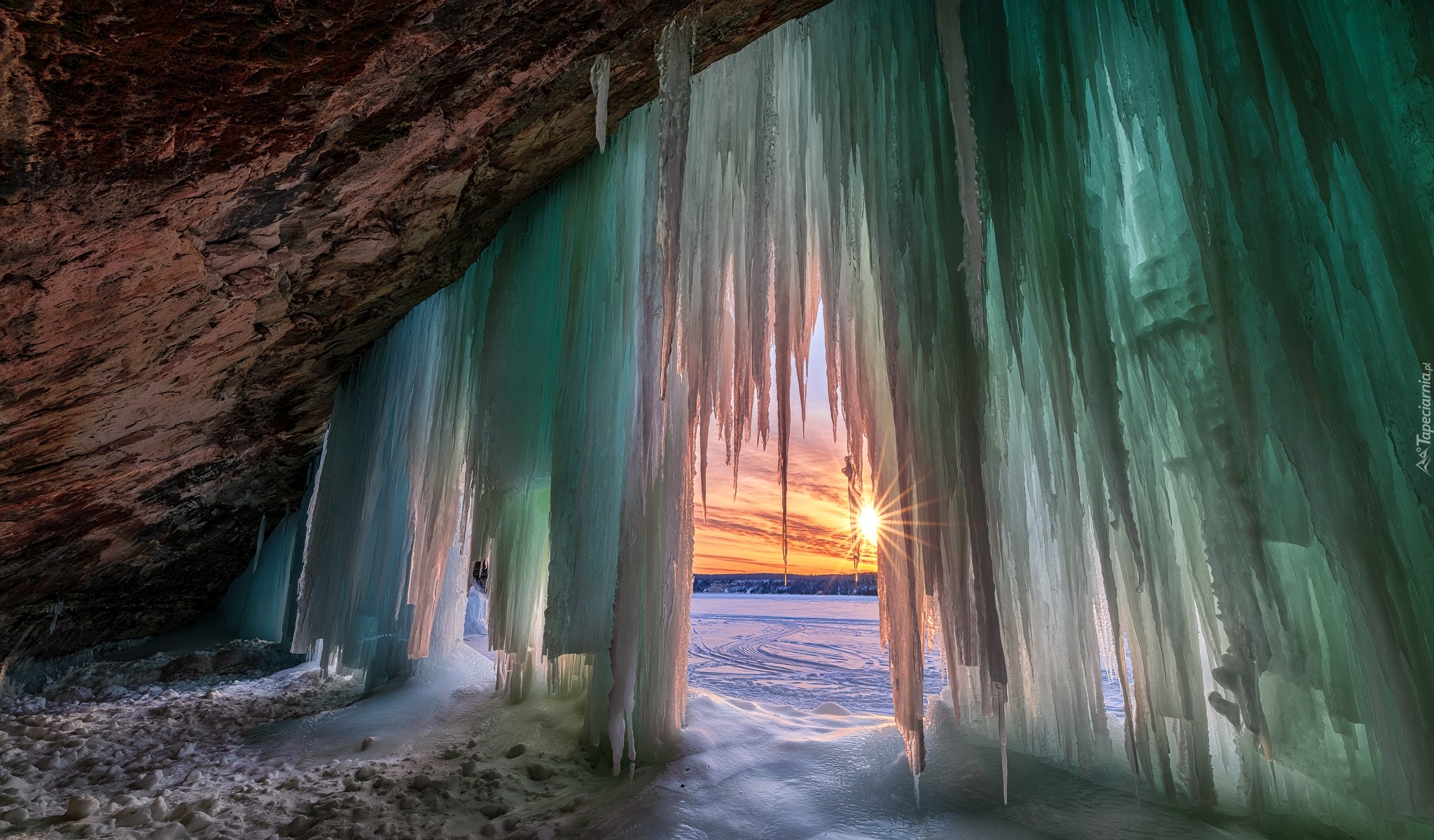 Stany Zjednoczone, Michigan, Munising, Grand Island, Jaskinia, Lodowa, Sople, Zima, Promienie słońca