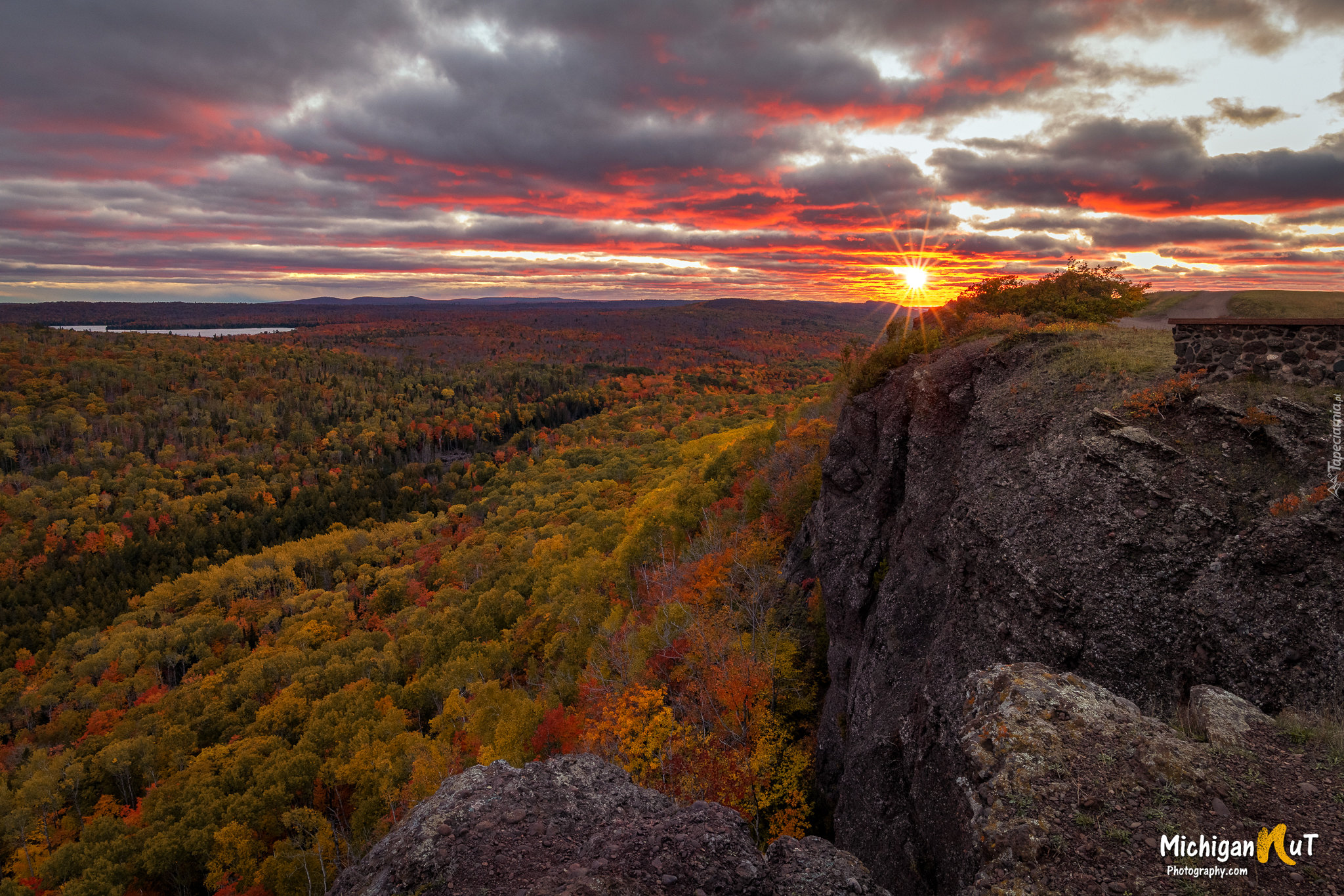 Stany Zjednoczone, Michigan, Jesień, Lasy, Pożółkłe, Drzewa, Półwysep Keweenaw, Góra Brockwaya, Jezioro Medora, Zachód słońca