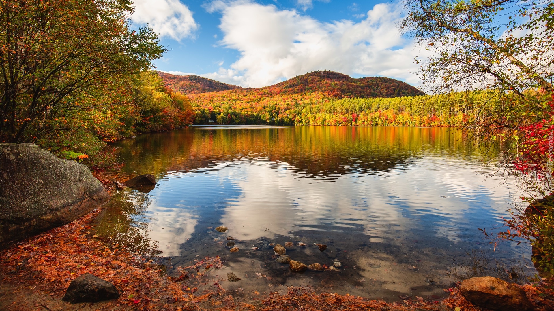 Jezioro, Mirror Lake, Drzewa, Jesień, Góry, Chmury, Tuftonboro, Stan New Hampshire, Stany Zjednoczone
