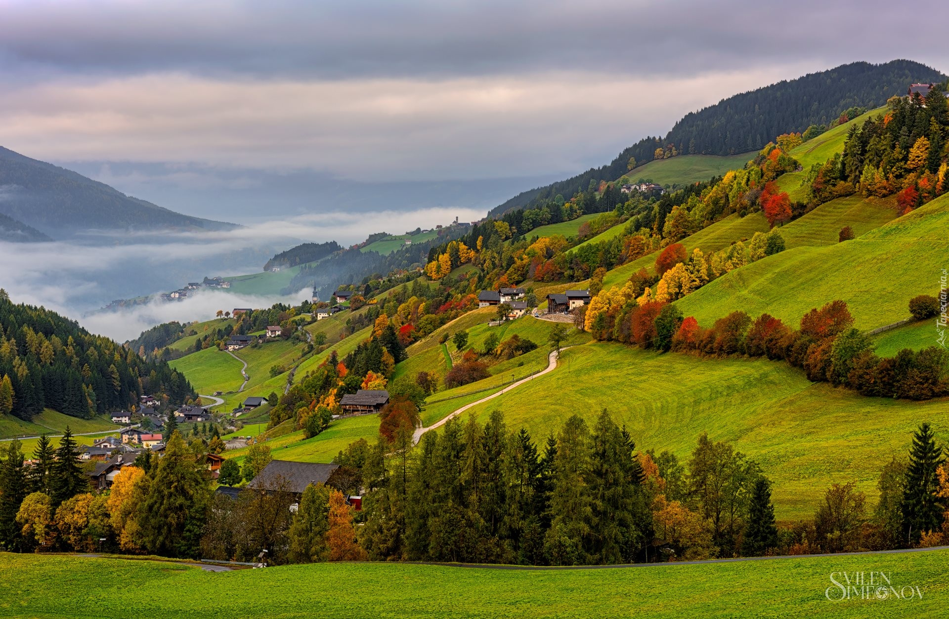 Góry, Dolomity, Mgła, Chmury, Jesień, Domy, Drogi, Drzewa