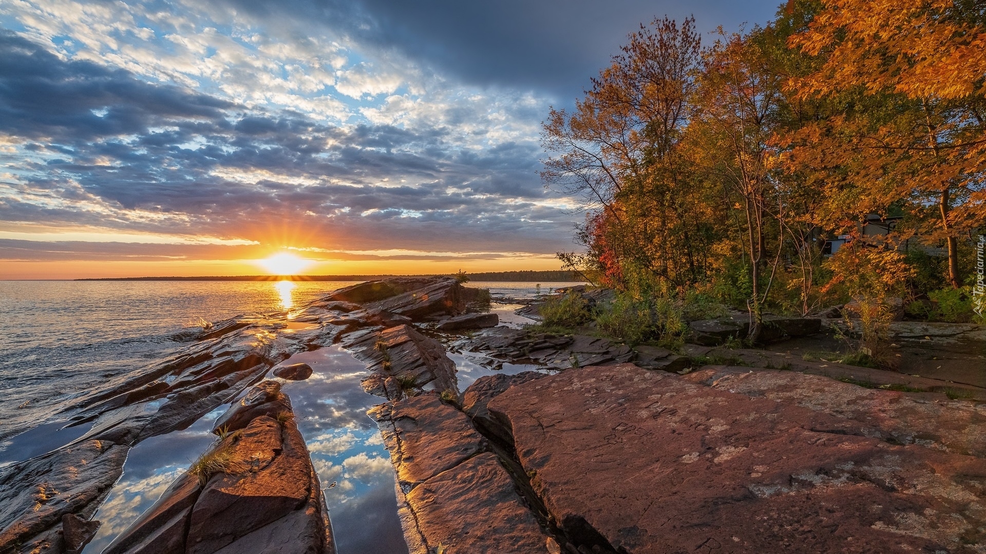 Stany Zjednoczone, Stan Michigan, Skały, Drzewa, Jesień, Poranek, Jezioro, Superior Lake, Wschód słońca