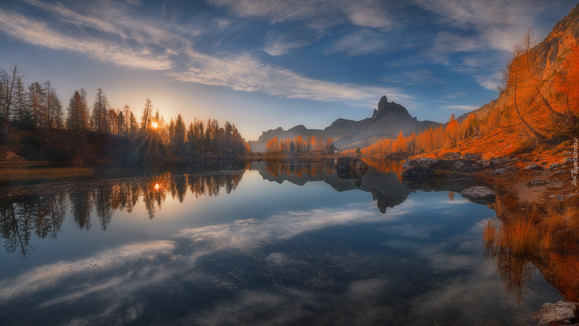 Włochy, Prowincja Belluno, Góry, Dolomity, Jezioro, Lago Federa, Jesień, Drzewa, Promienie słońca, Odbicie