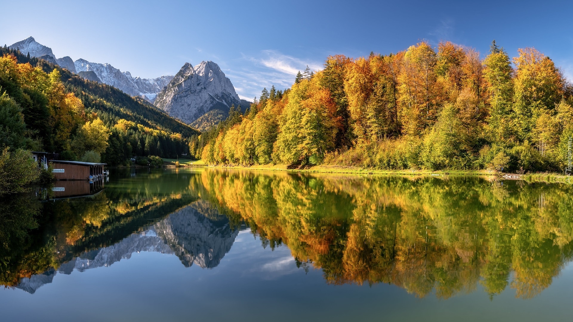 Góry, Alpy Bawarskie, Szczyt Zugspitze, Jezioro, Riessersee, Szopa, Drzewa, Odbicie, Jesień, Bawaria, Niemcy