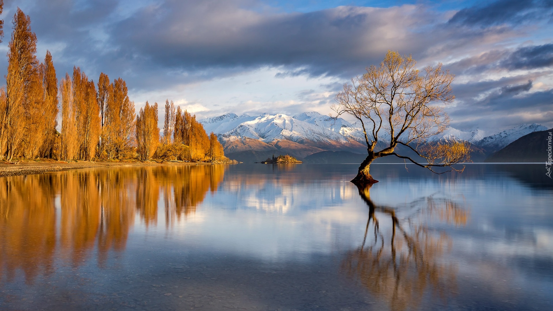 Jezioro Wanaka, Drzewo, Góry, Jesień, Chmury, Nowa Zelandia