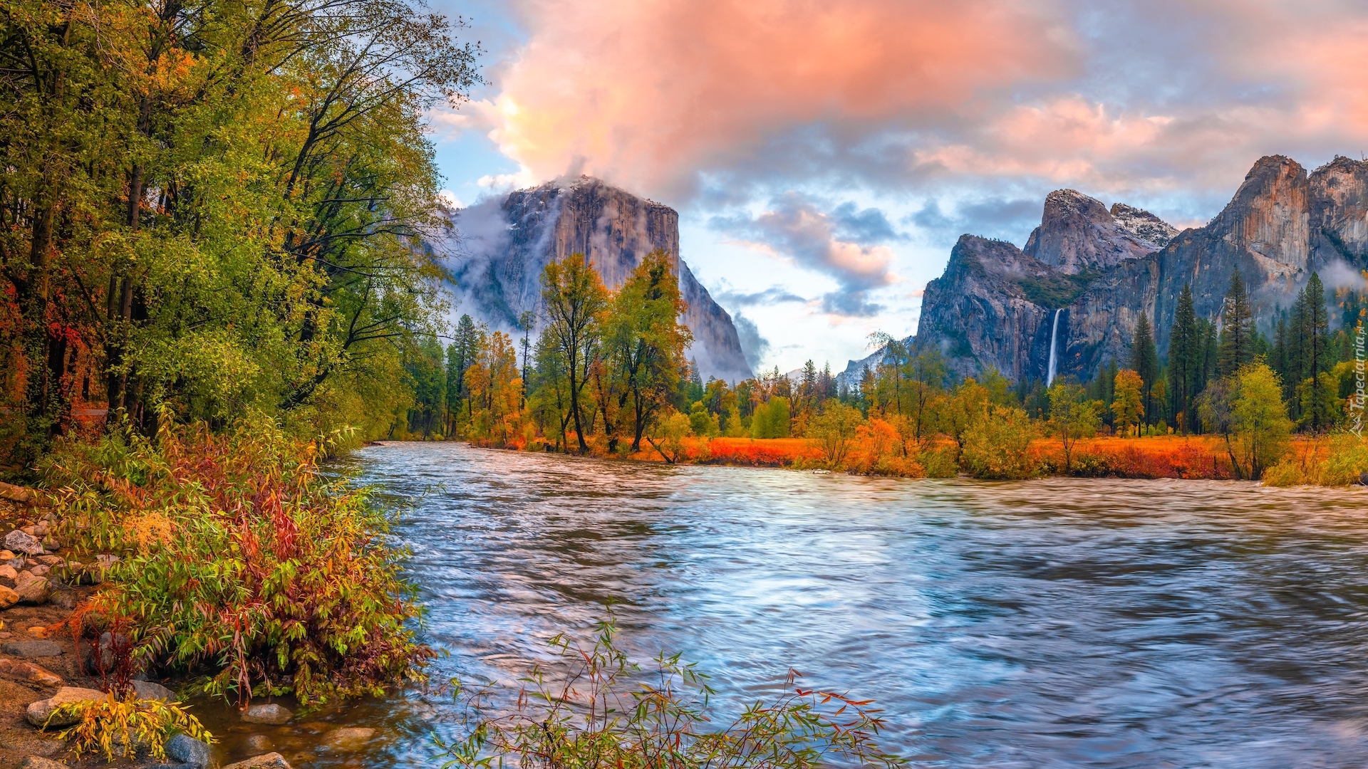 Stany Zjednoczone, Kalifornia, Park Narodowy Yosemite, Góry Sierra Nevada, Wodospad, Rzeka, Merced River, Drzewa, Jesień