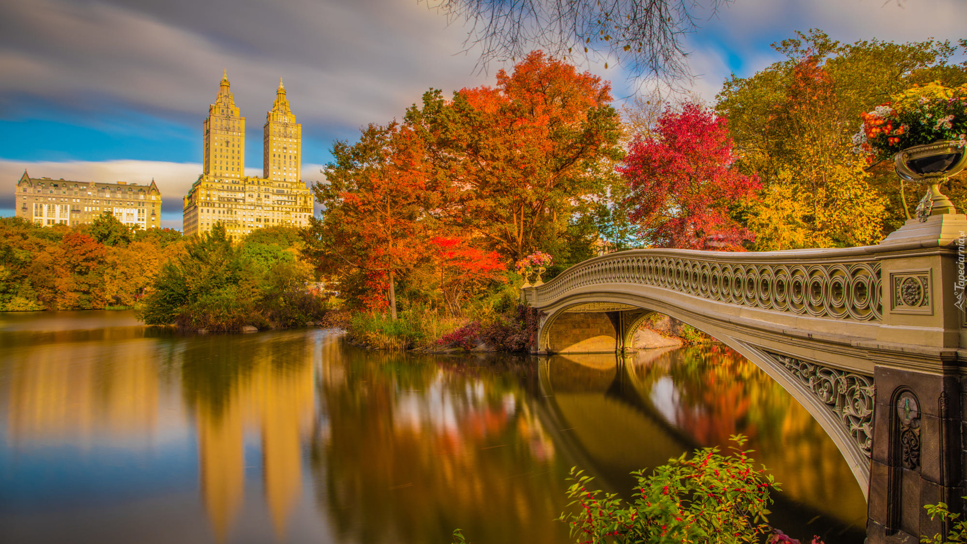 Jesień, Nowy Jork, Manhattan, Central Park, Budynek Eldorado, Drzewa, Jezioro, Most, Stany Zjednoczone