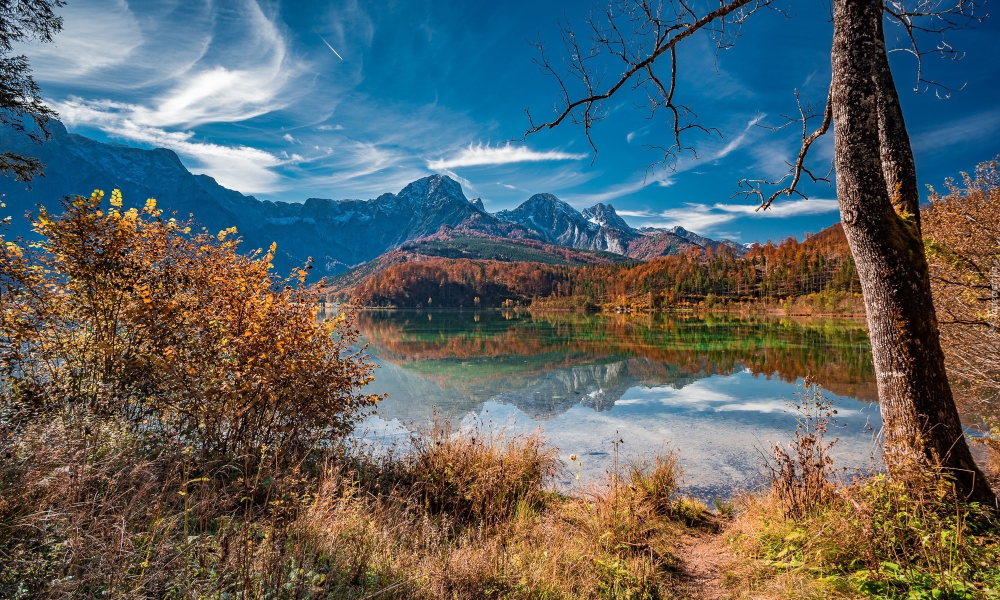 Austria, Góry, Alpy, Jezioro Almsee, Jesień, Drzewa, Trawa