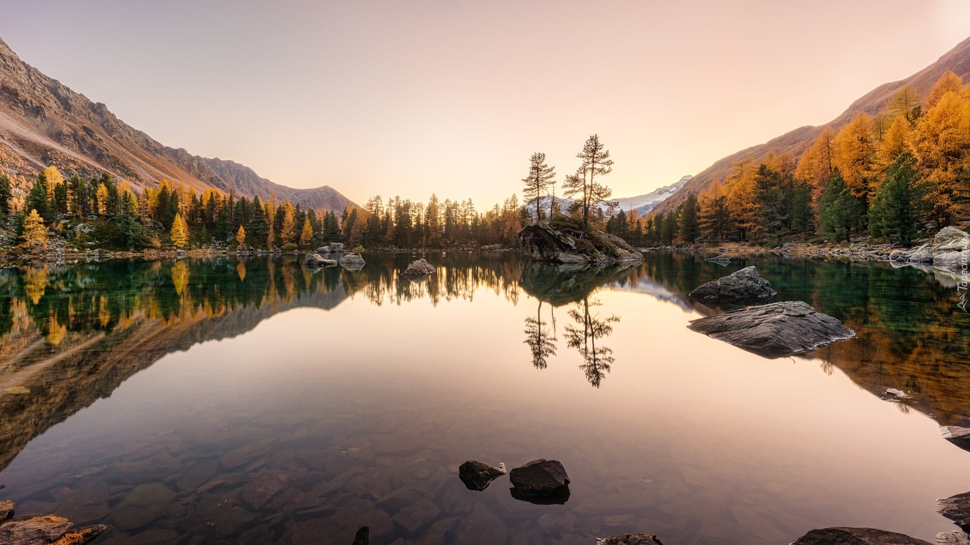 Szwajcaria, Kanton Gryzonia, Góry, Alpy, Jezioro, Lago di Saoseo, Kamienie, Drzewa, Jesień, Odbicie