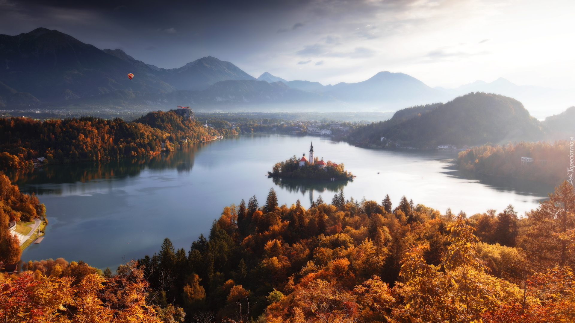 Jesień, Wyspa Blejski Otok, Jezioro Bled, Kościół Wniebowzięcia Marii Panny, Góry, Drzewa, Chmury, Słowenia