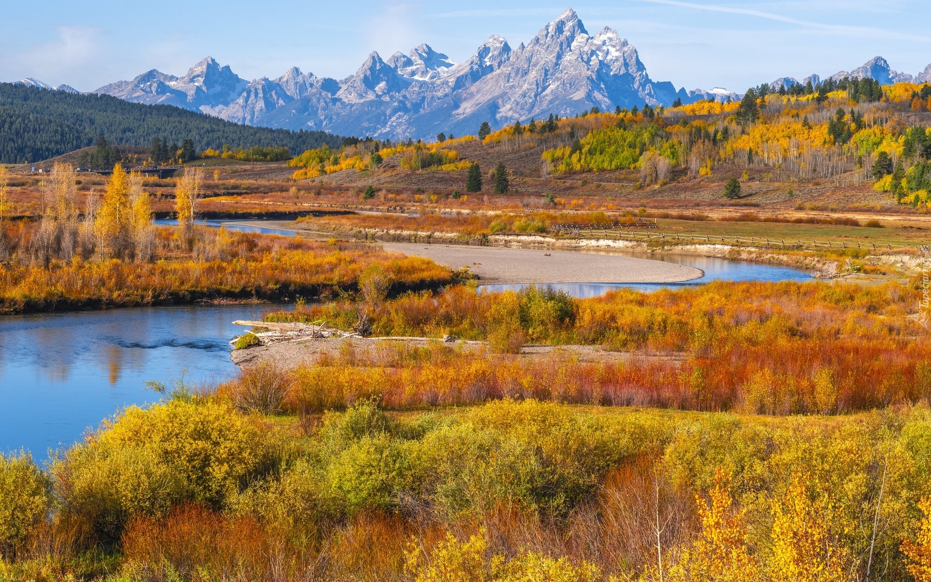 Park Narodowy Grand Teton, Góry, Teton Range, Las, Drzewa, Krzewy, Jesień, Rzeka Snake River, Stan Wyoming, Stany Zjednoczone