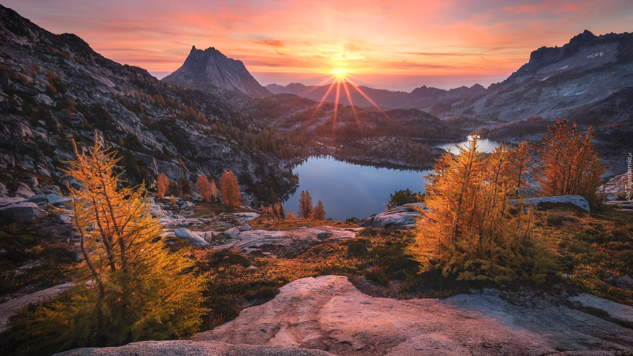 Stany Zjednoczone, Stan Waszyngton, Góry Kaskadowe, Jezioro, Inspiration Lake, Rezerwat przyrody, Alpine Lakes Wilderness, Enchantments, Wschód słońca, Skały, Drzewa, Jesień