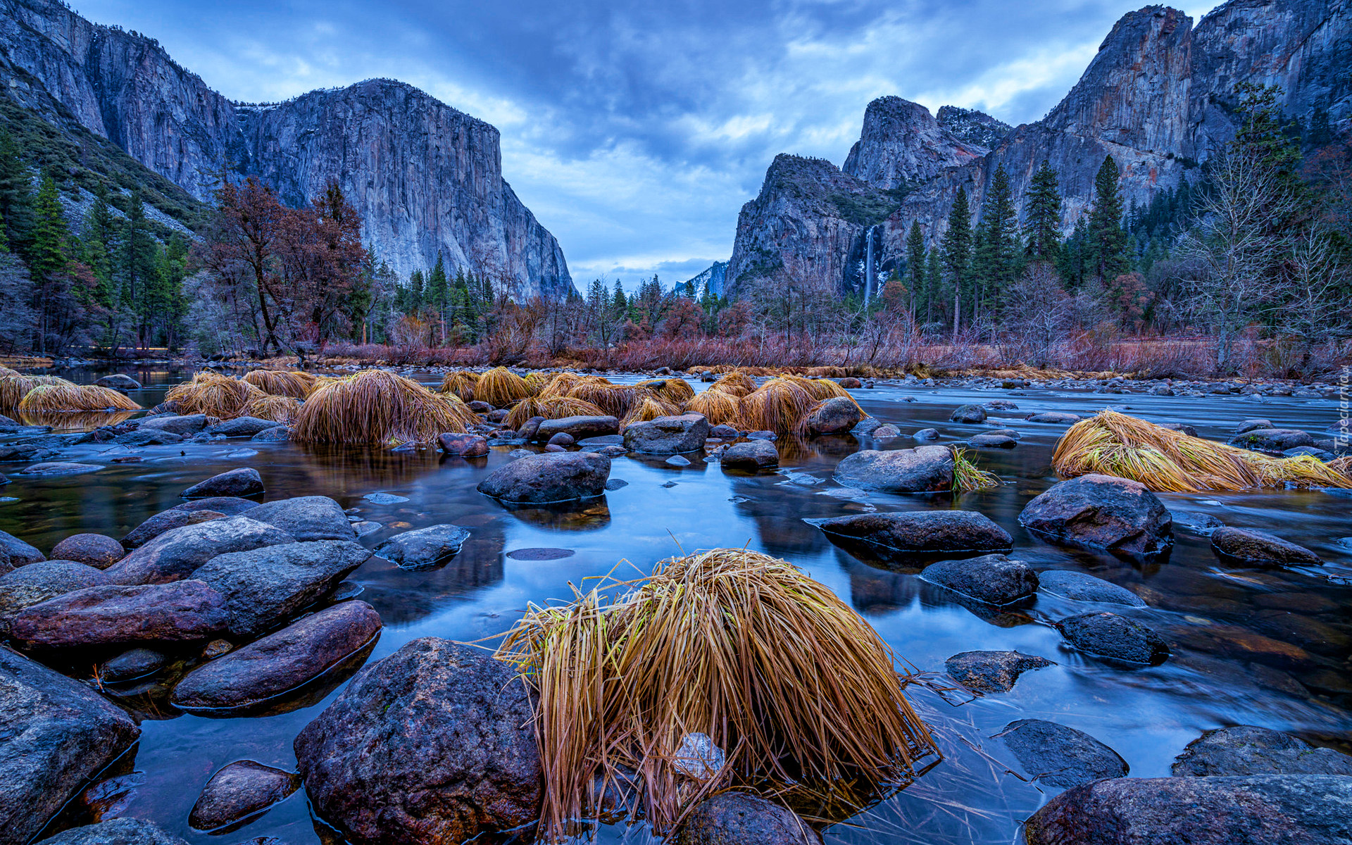 Park Narodowy Yosemite, Rzeka, Merced River, Kamienie, Kępy, Trawy, Góry, Sierra Nevada, Drzewa, Chmury, Jesień, Kalifornia, Stany Zjednoczone
