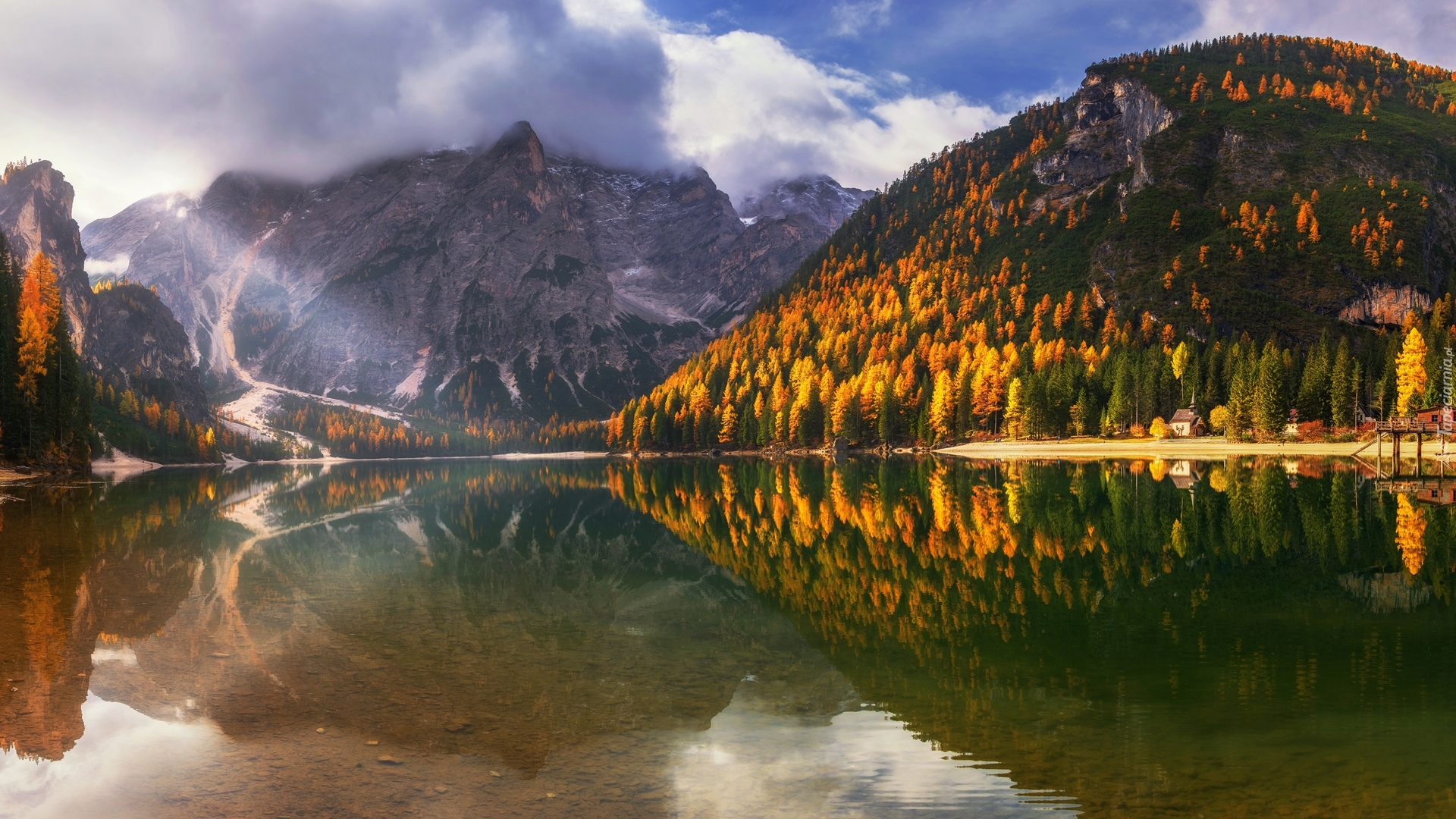Góry, Dolomity, Jezioro Pragser Wildsee, Dolina Pustertal, Las, Jesień, Chmury, Włochy